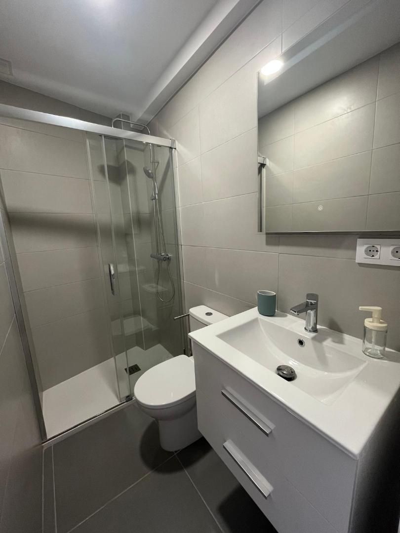 Bathroom of Flat to rent in Miranda de Ebro  with Parquet flooring, Terrace and Storage room