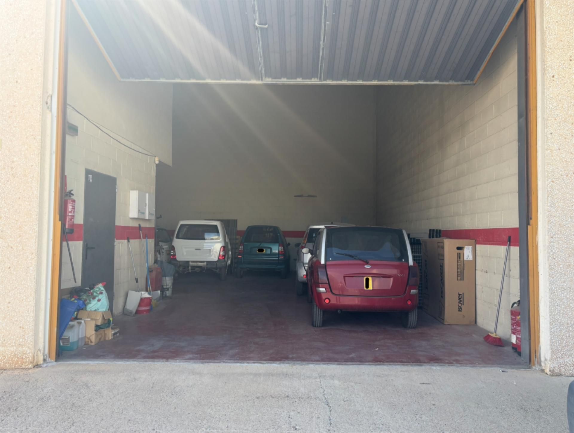Aparcament de Nau industrial en venda en La Puebla de Alfindén amb Aire condicionat