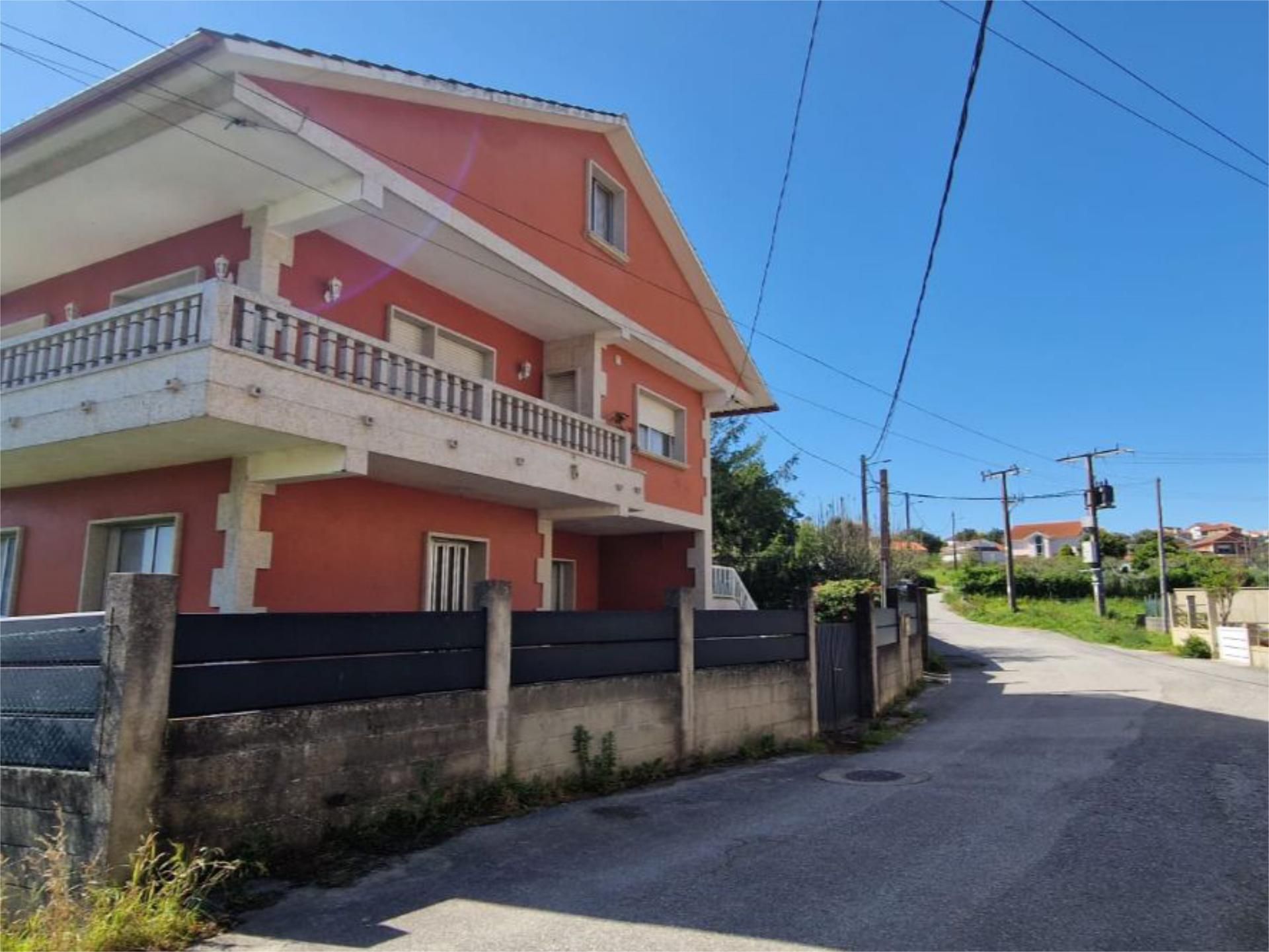 Vista exterior de Pis en venda en Cangas  amb Jardí privat i Balcó