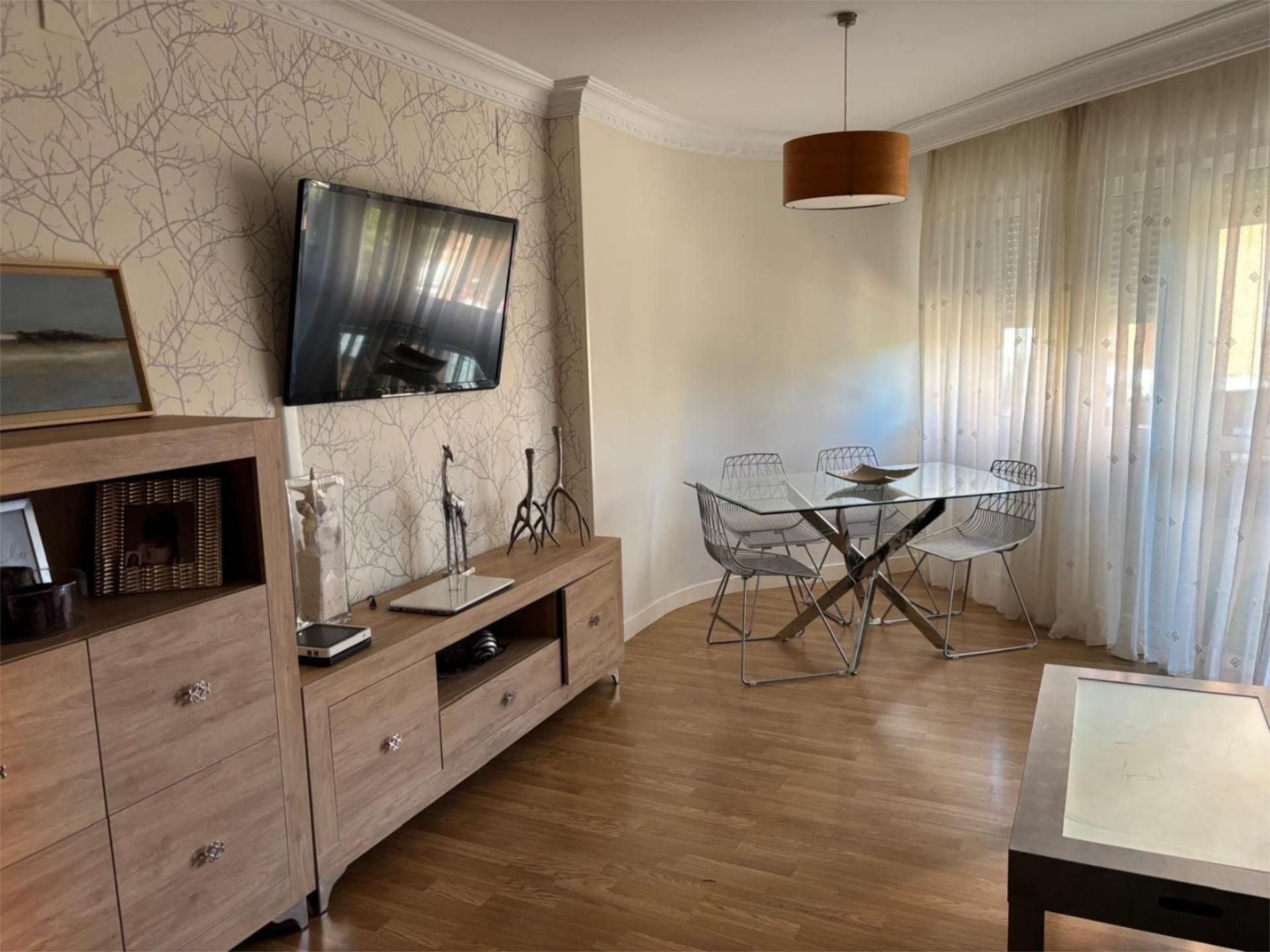 Living room of Flat to rent in  Huelva Capital  with Air Conditioner, Parquet flooring and Community parking