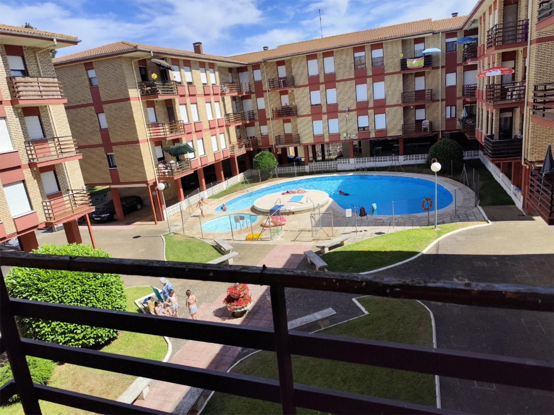 Piscina de Pis de lloguer en Carrizo amb Jardí privat, Terrassa i Moblat
