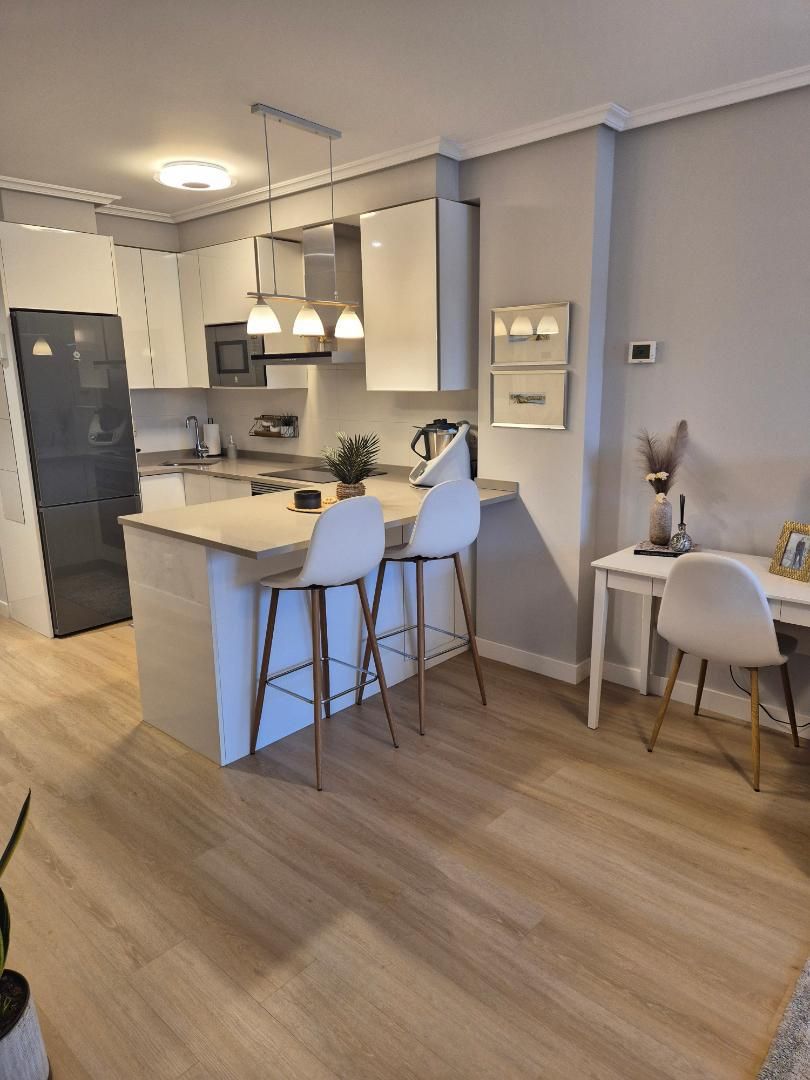 Cuina de Pis en venda en Donostia - San Sebastián  amb Parquet i Moblat