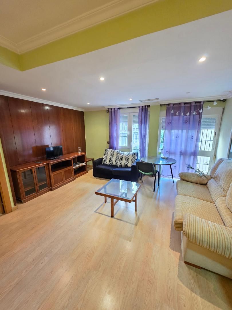 Living room of Flat to rent in  Granada Capital  with Heating, Parquet flooring and Washing machine