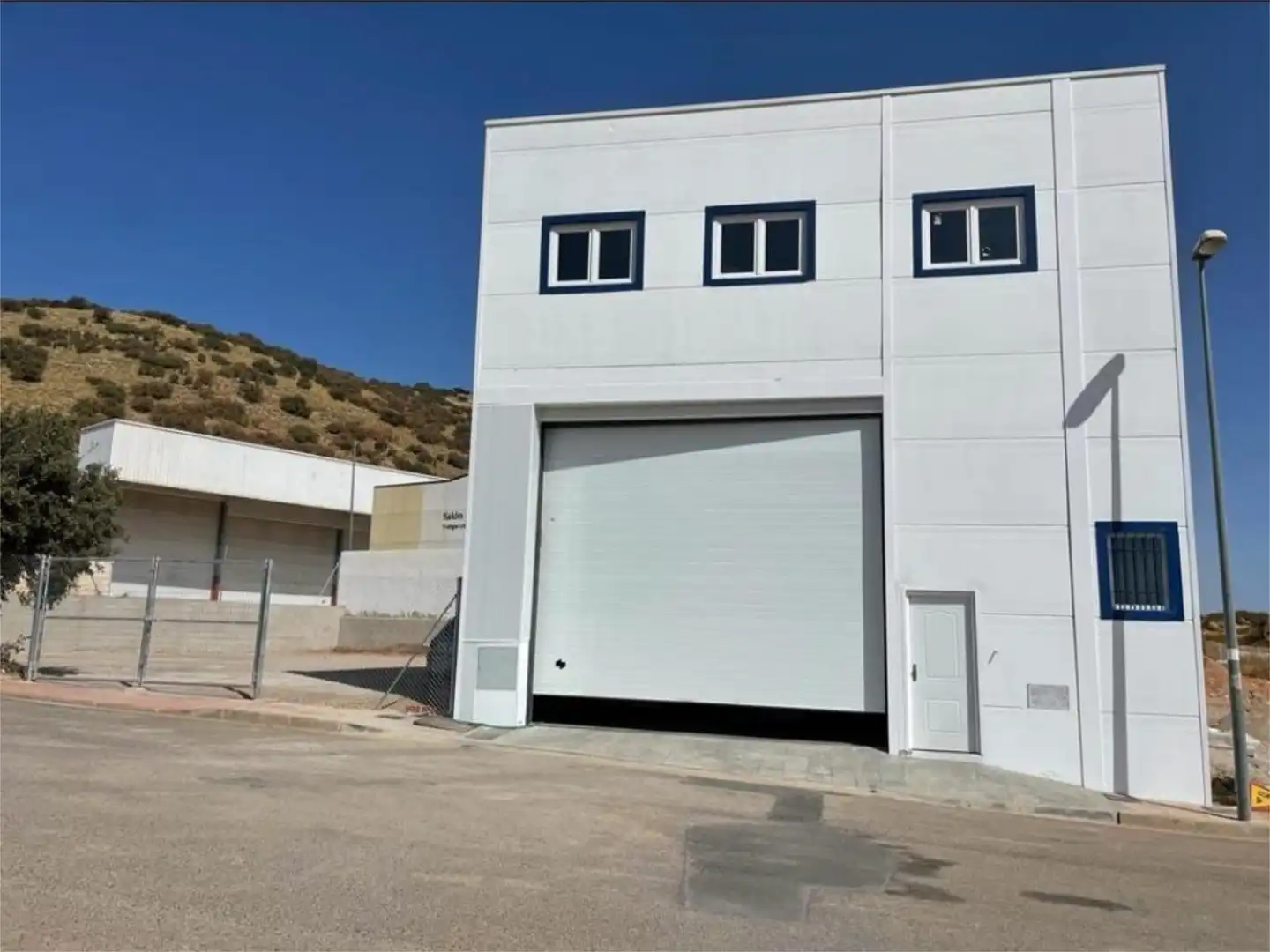Vista exterior de Nave industrial en venta en Iznalloz