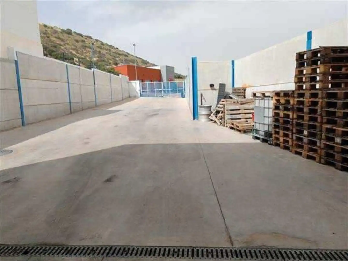 Vista exterior de Nave industrial en venta en Iznalloz