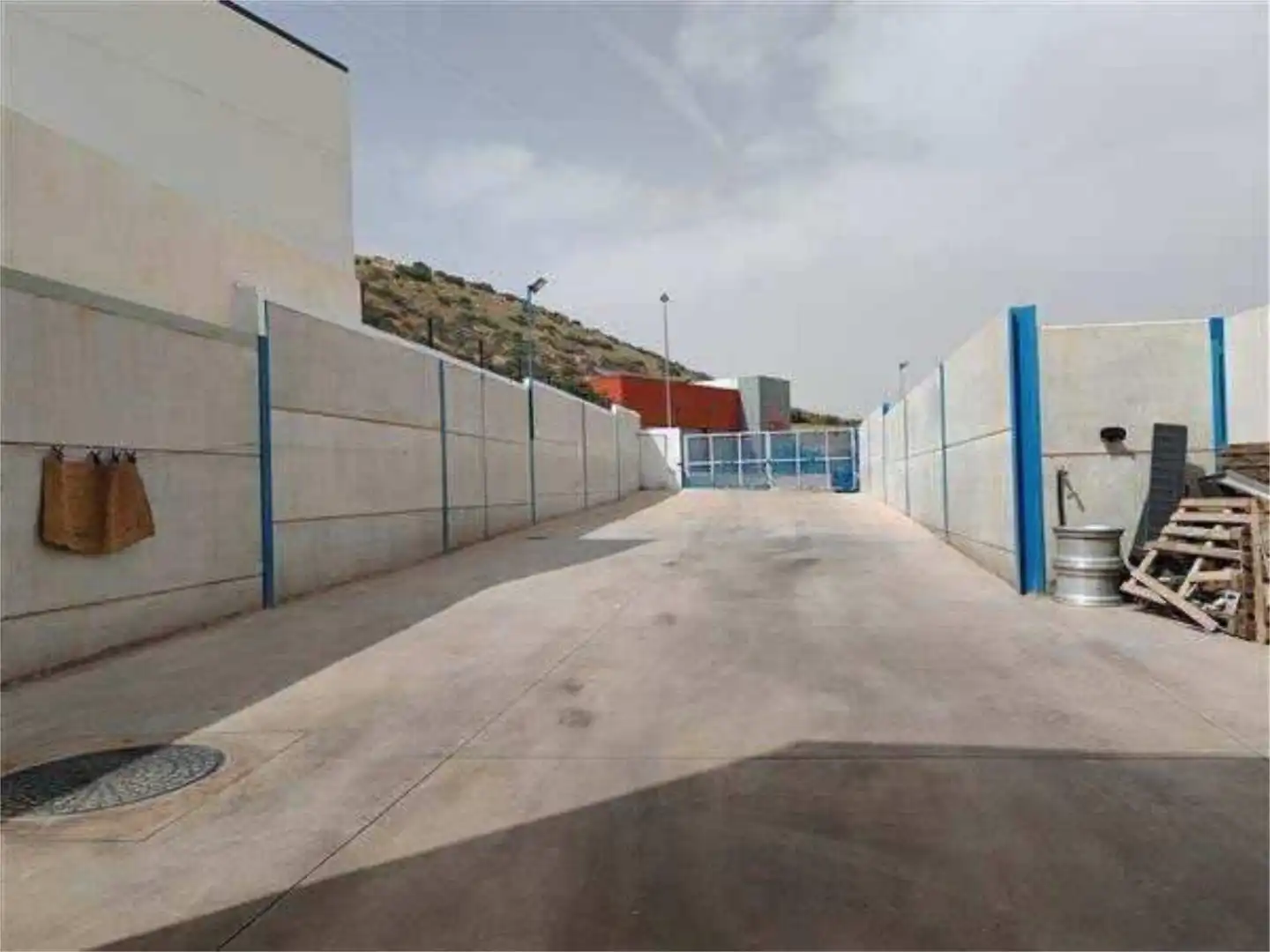 Vista exterior de Nave industrial en venta en Iznalloz