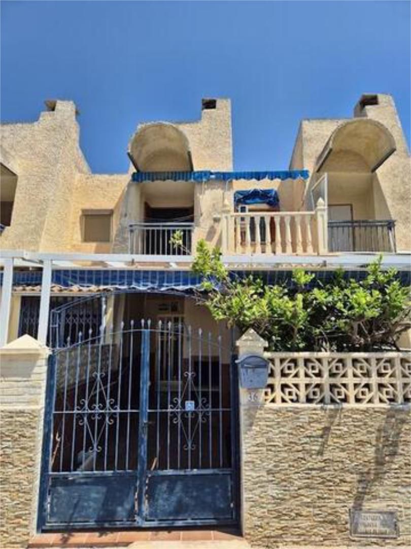 Vista exterior de Casa adosada en venda en San Pedro del Pinatar amb Jardí privat, Terrassa i Traster