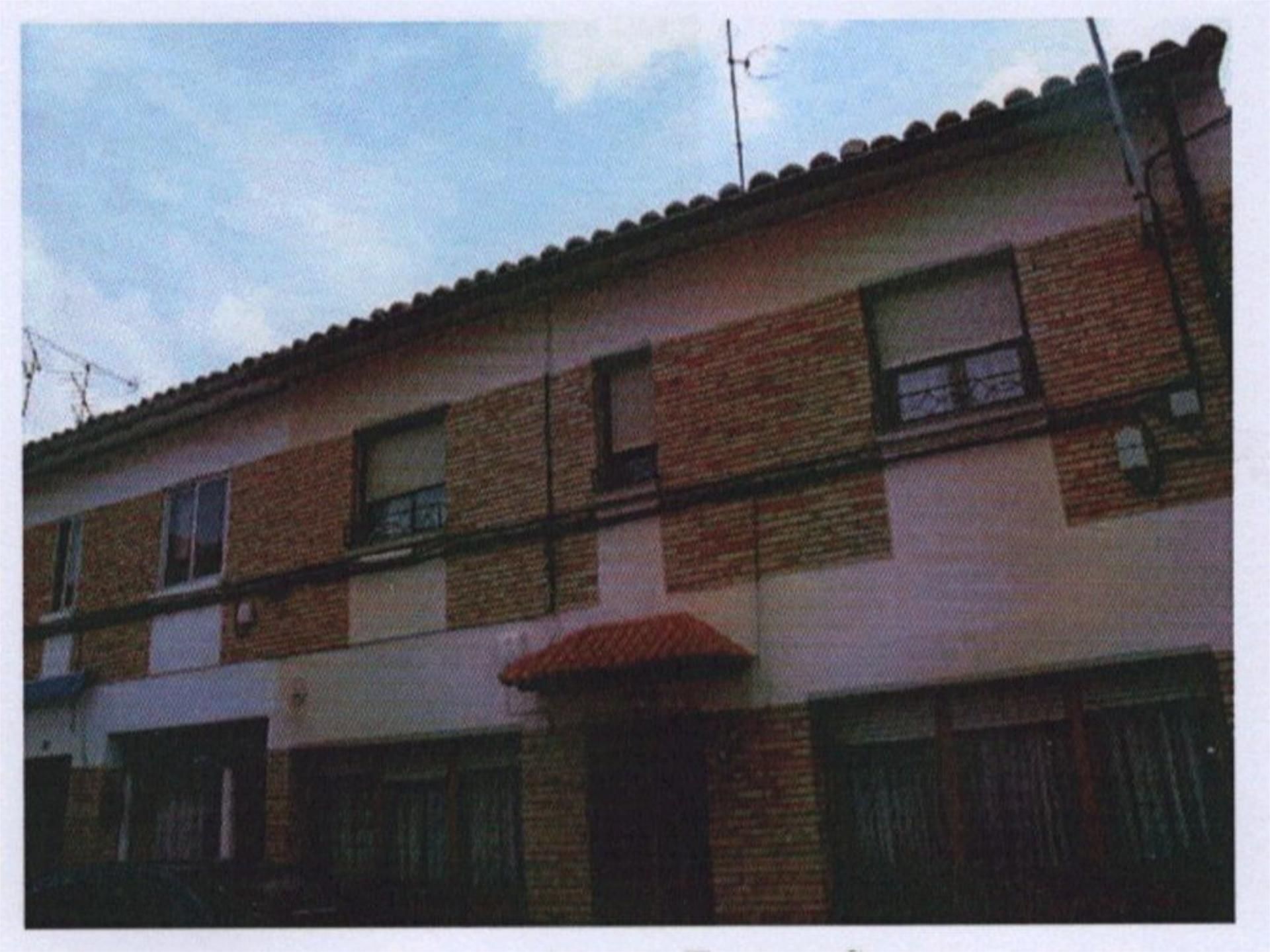Vista exterior de Casa adosada en venda en Arguedas amb Traster, Moblat i Balcó