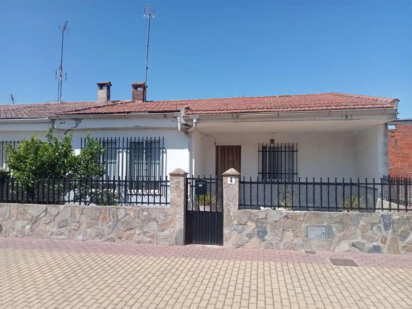 Vista exterior de Casa adosada en venda en Calera y Chozas amb Calefacció i Jardí privat