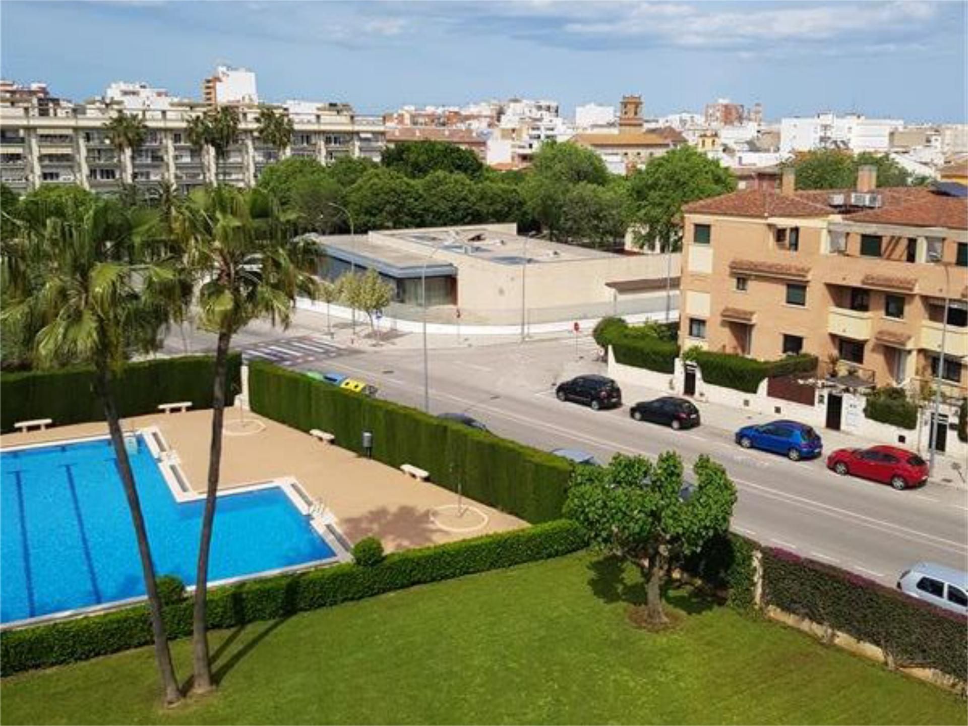 Vista exterior de Pis de lloguer en Gandia amb Aire condicionat, Calefacció i Jardí privat