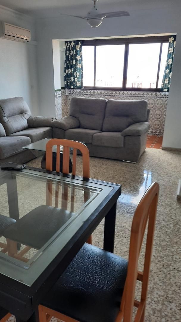 Sala de estar de Piso en venta en Alcalá de Guadaira con Parquet, Amueblado y Balcón