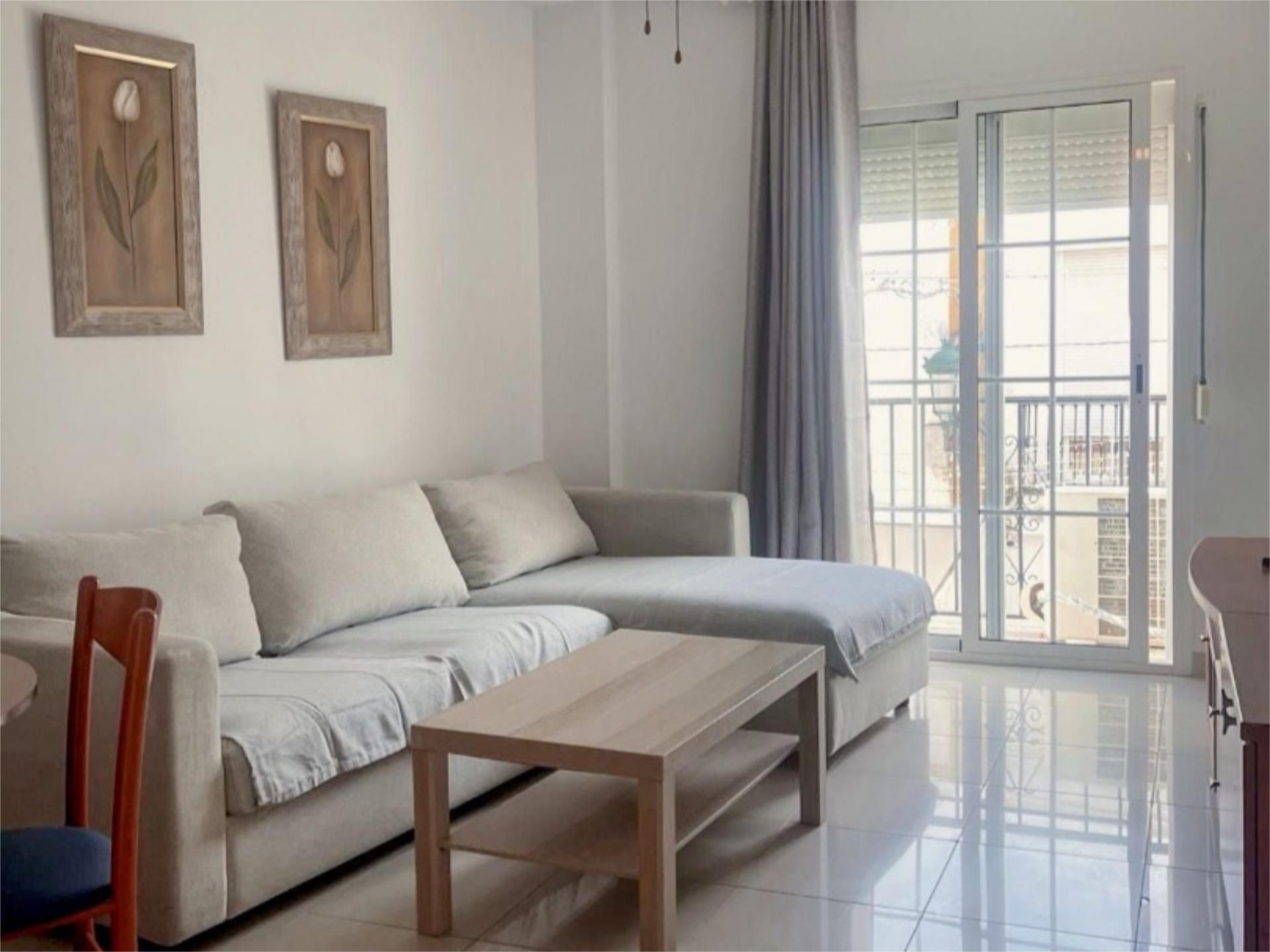 Sala d'estar de Pis de lloguer en Nerja amb Aire condicionat, Calefacció i Moblat