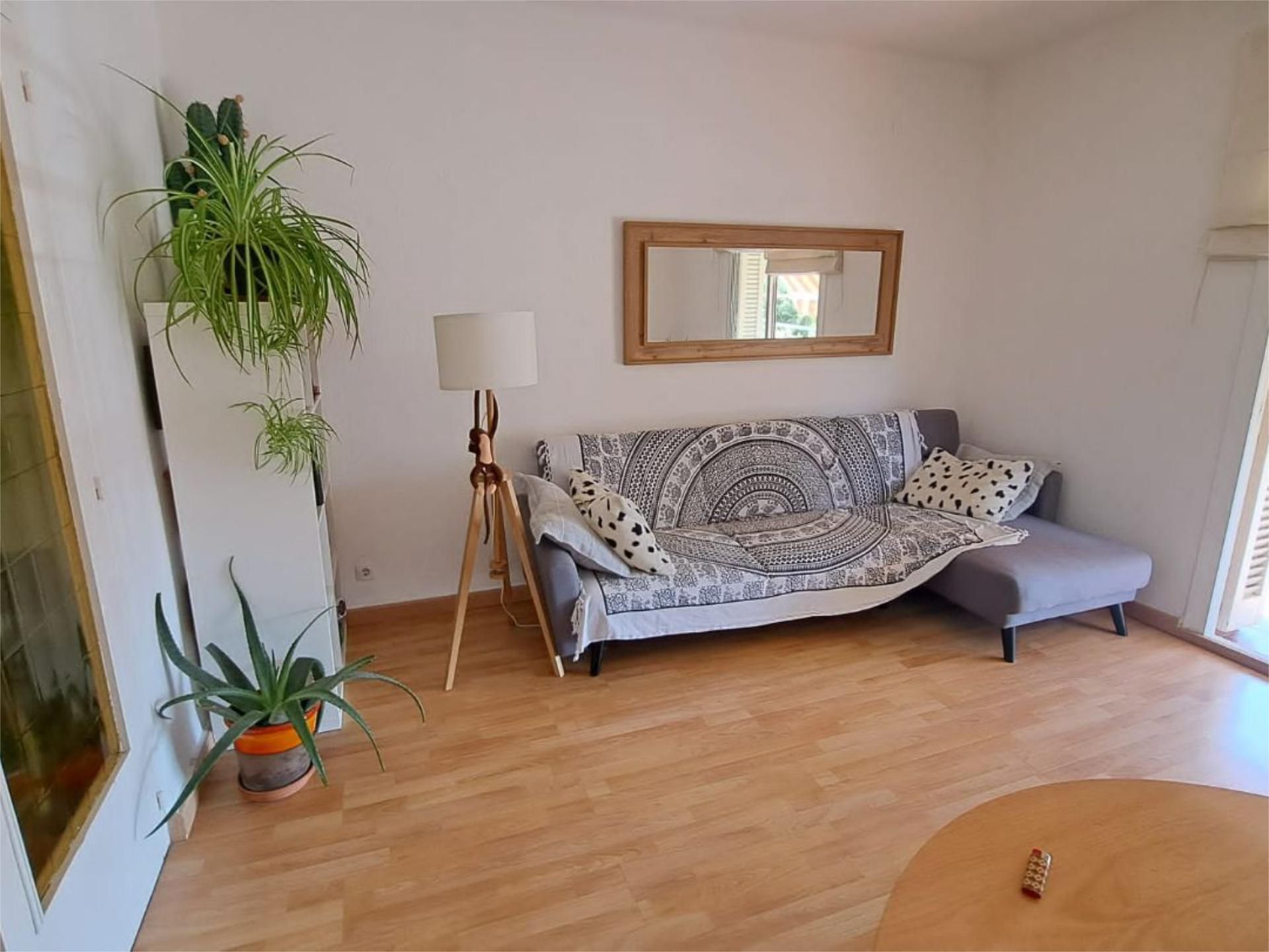 Sala d'estar de Pis per a compartir en Reus amb Parquet, Terrassa i Moblat