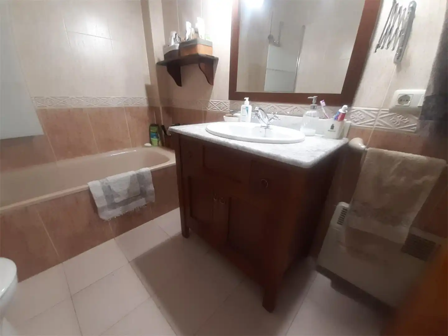Houses for sale in Calle de José Macón, 32, San Roque - Ronda Norte Bathroom of Houses for sale in Badajoz Capital with Air Conditioner, Terrace and Balcony