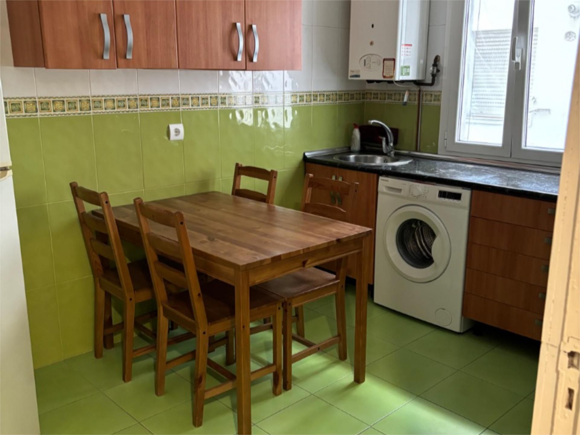 Kitchen of Flat to share in León Capital   with Heating, Parquet flooring and Furnished