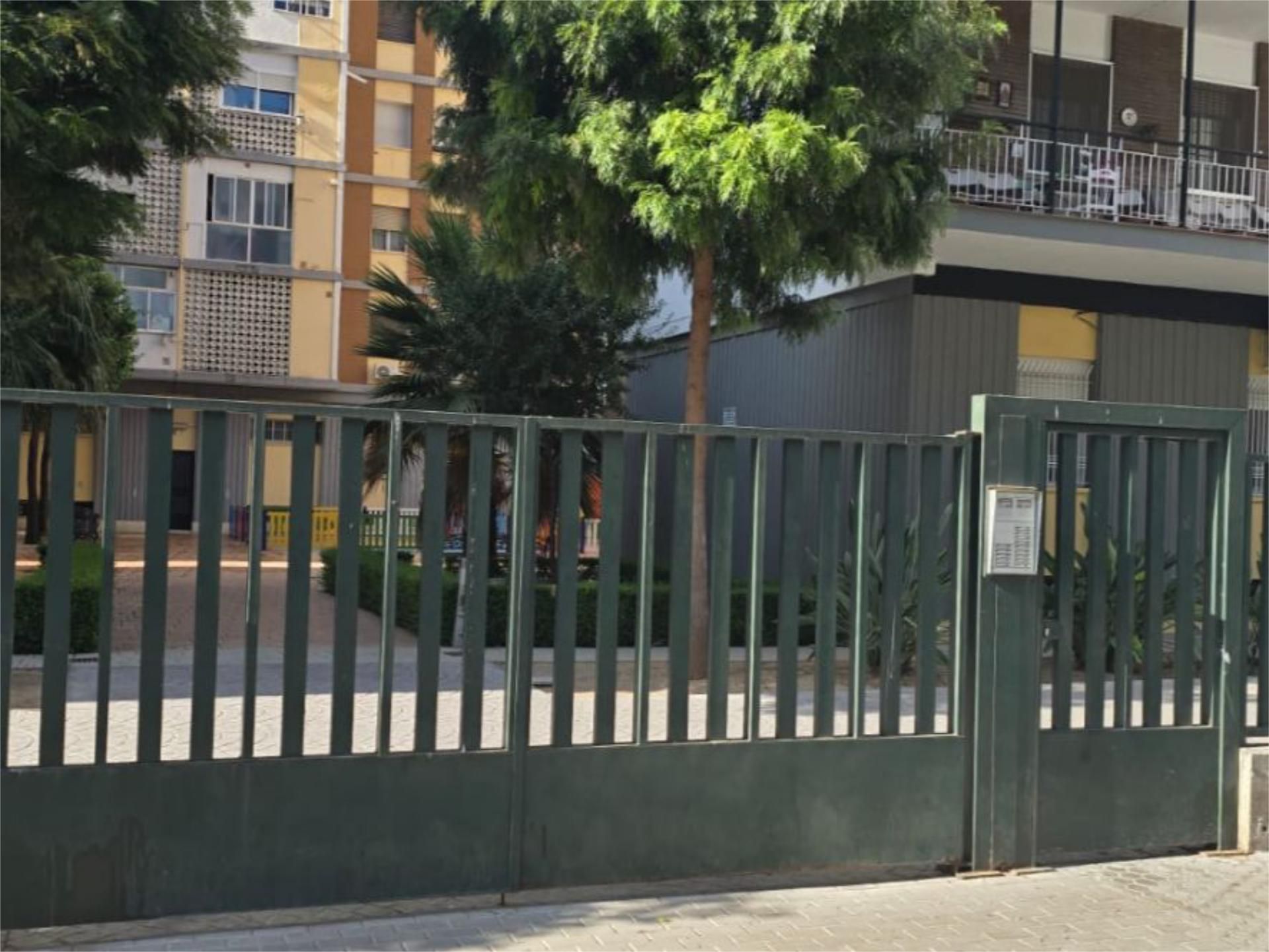 Exterior view of Flat to rent in  Sevilla Capital  with Private garden and Community parking