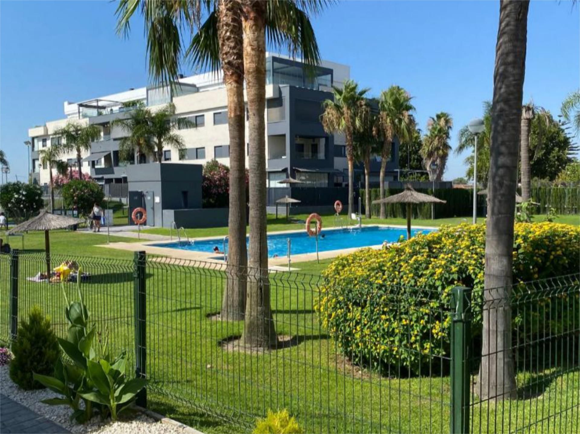 Vista exterior de Pis en venda en Sanlúcar de Barrameda amb Aire condicionat, Terrassa i Piscina