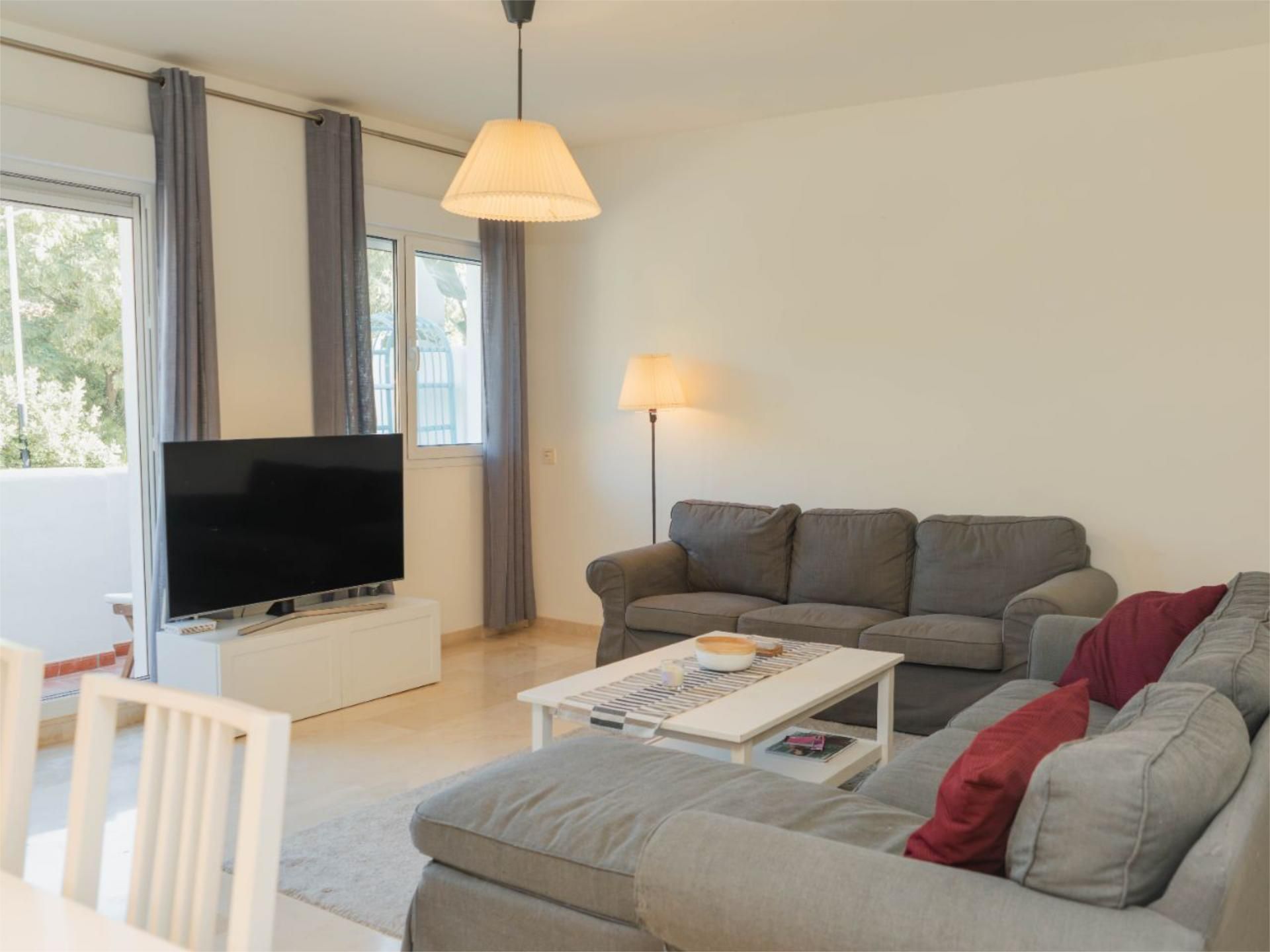 Sala d'estar de Pis en venda en Estepona amb Aire condicionat i Terrassa