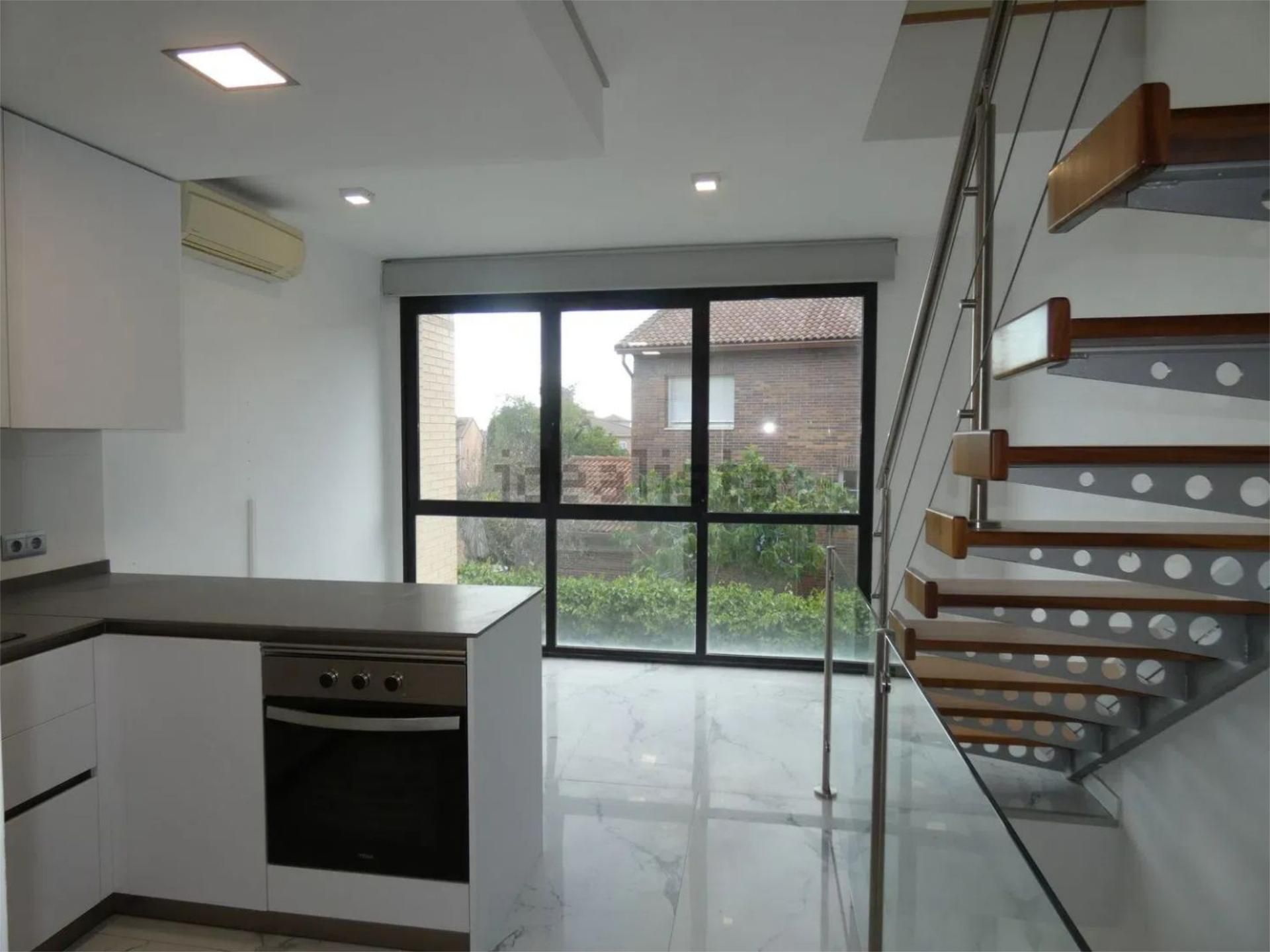 Cuina de Loft de lloguer en Valdemorillo amb Aire condicionat
