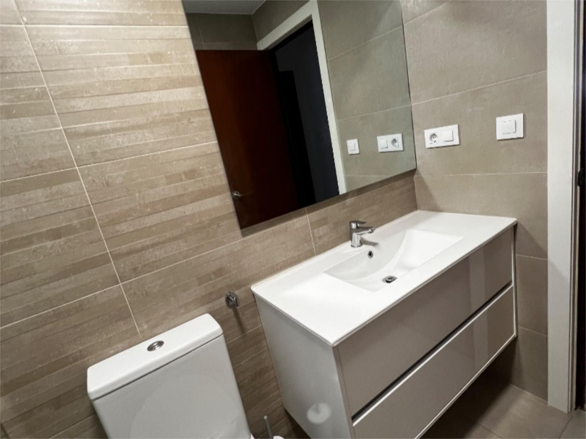 Bathroom of Flat to rent in Vigo   with Heating, Parquet flooring and Terrace