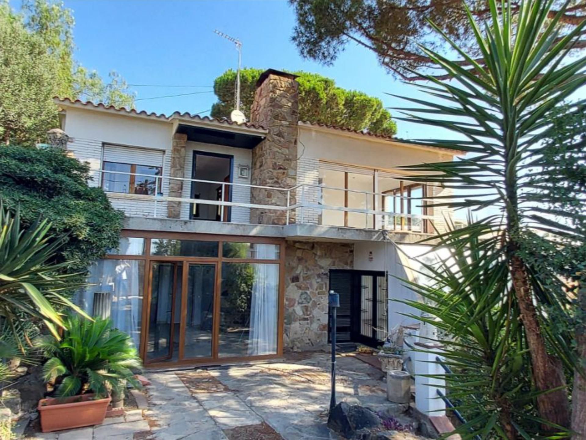 Vista exterior de Casa o xalet en venda en Cabrils amb Terrassa, Piscina i Balcó