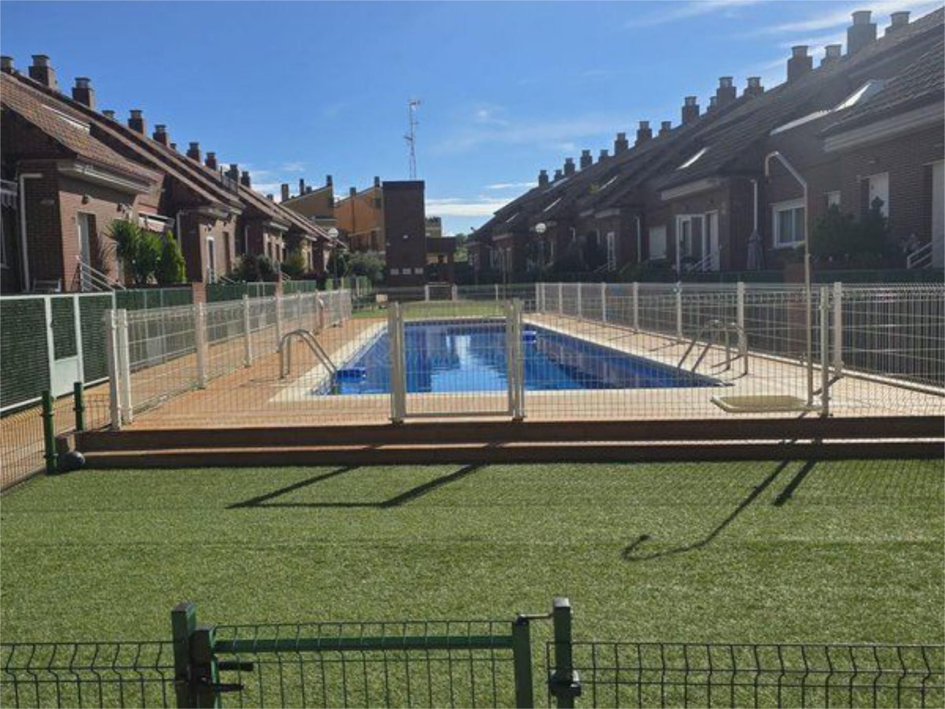 Piscina de Casa o xalet en venda en Villamediana de Iregua amb Aire condicionat, Calefacció i Parquet