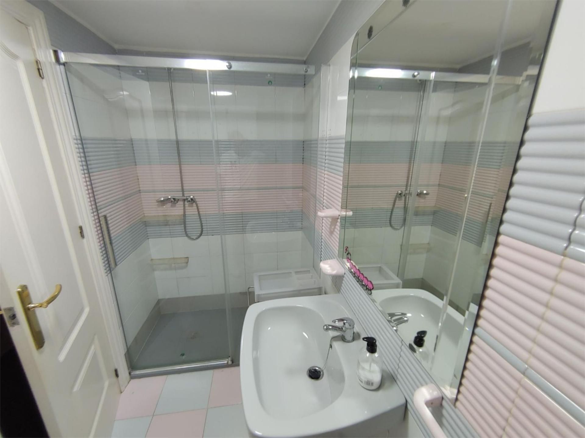 Bathroom of Flat to rent in  Granada Capital  with Air Conditioner, Heating and Private garden