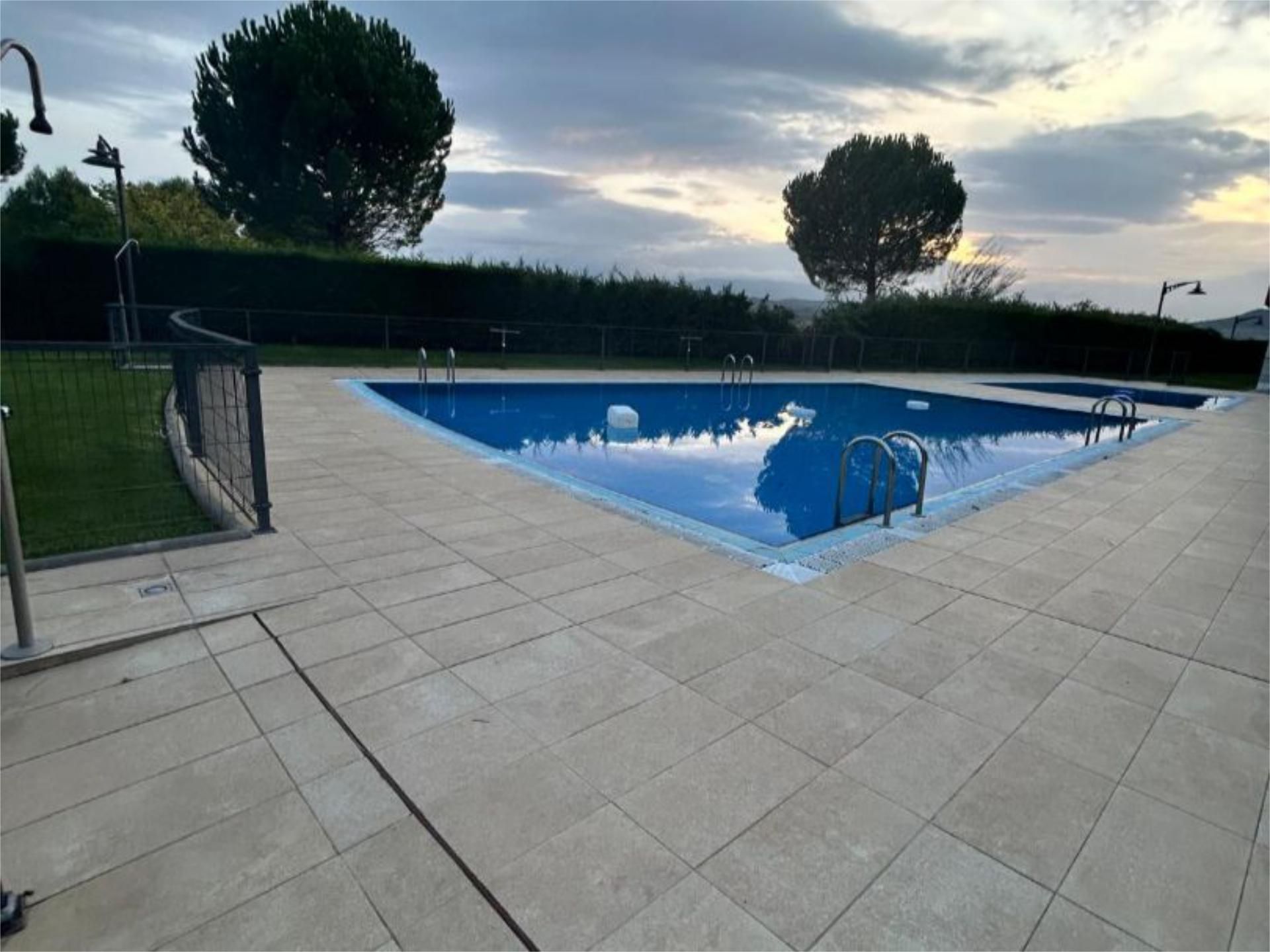 Swimming pool of Flat for sale in  Logroño  with Air Conditioner, Swimming Pool and Balcony