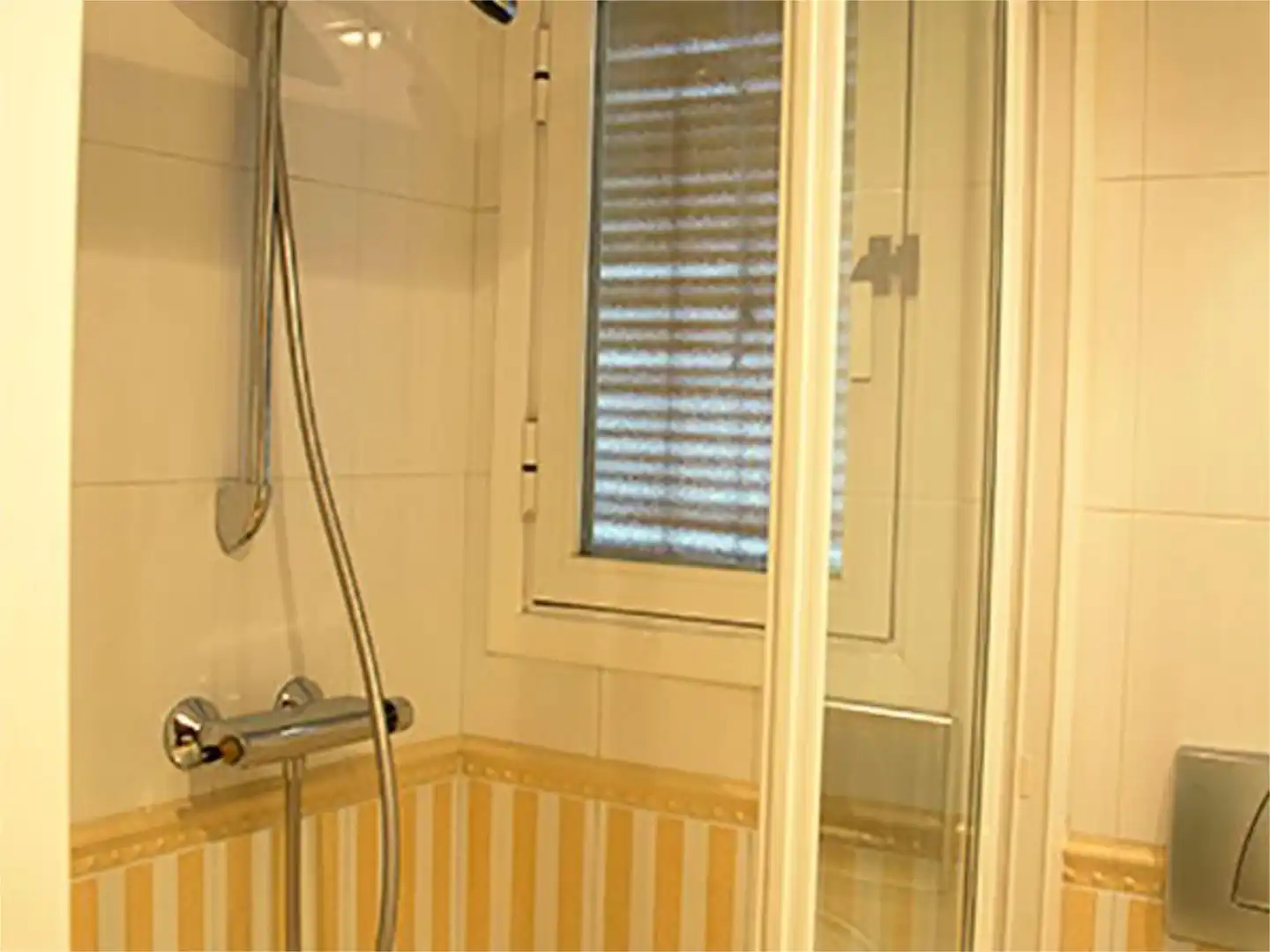 Baño de Piso de alquiler en Cuenca con Calefacción, Parquet y Terraza