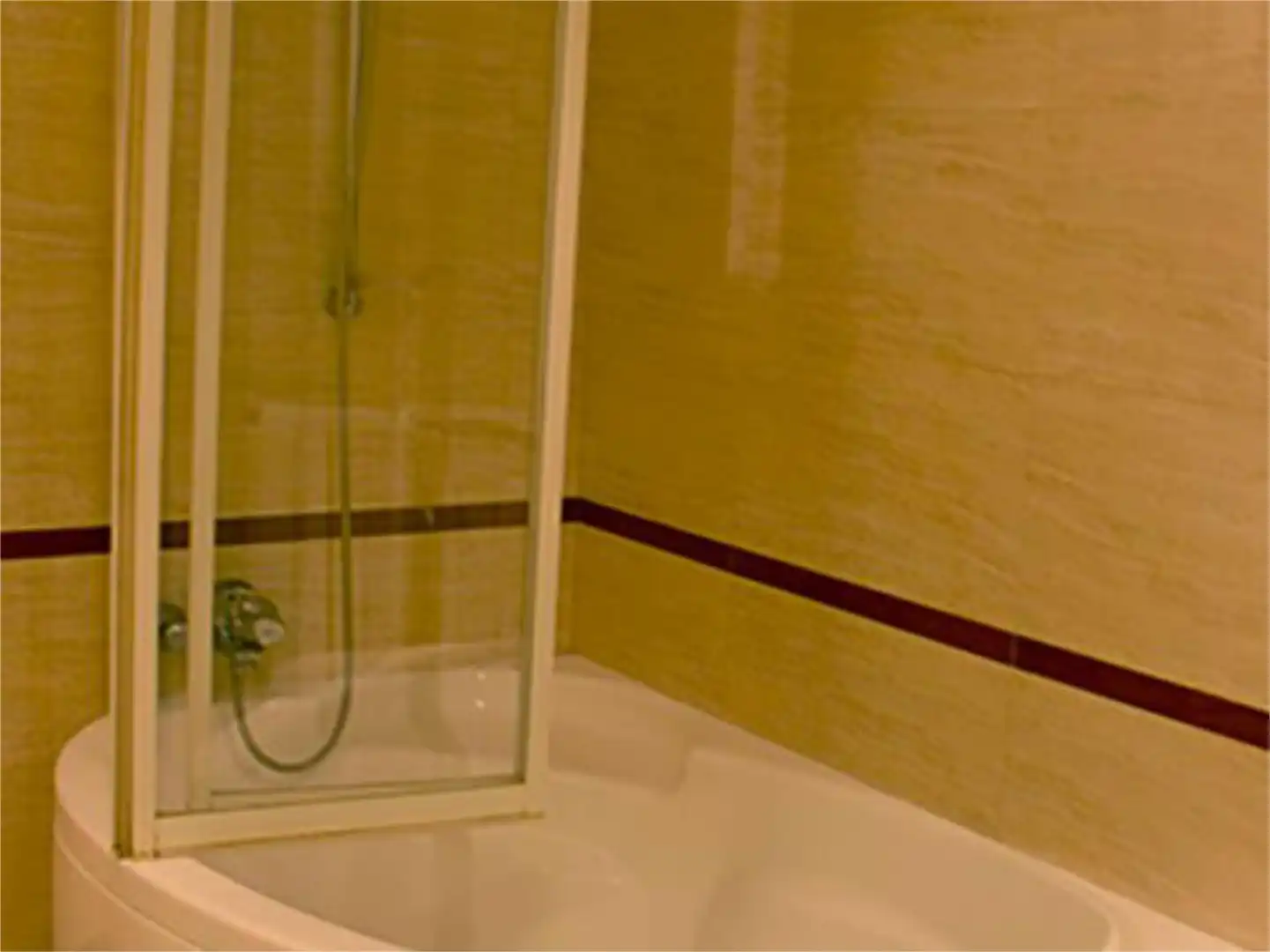 Baño de Piso de alquiler en Cuenca con Calefacción, Parquet y Terraza