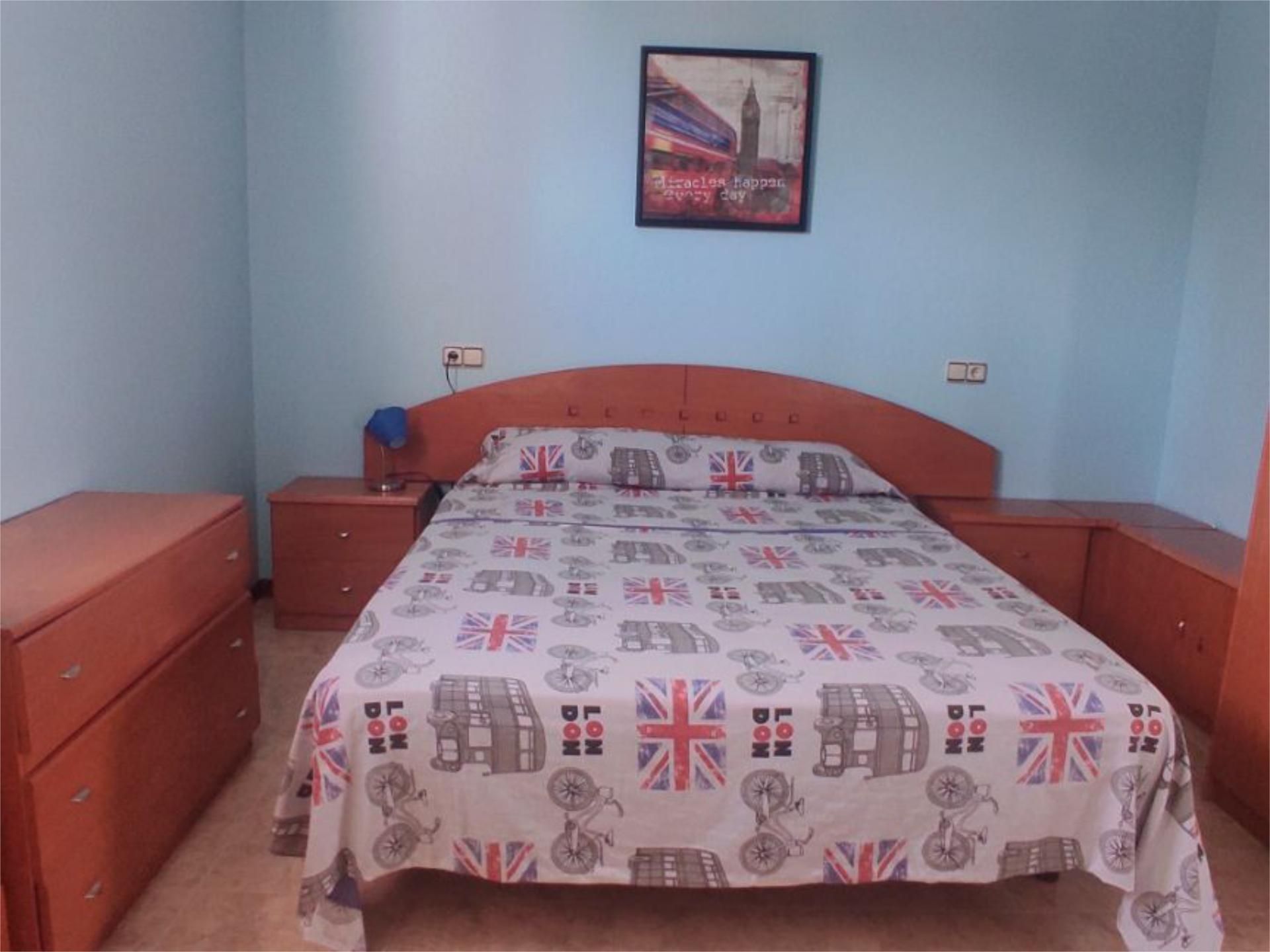 Bedroom of Planta baja to share in Vigo   with Heating, Private garden and Terrace