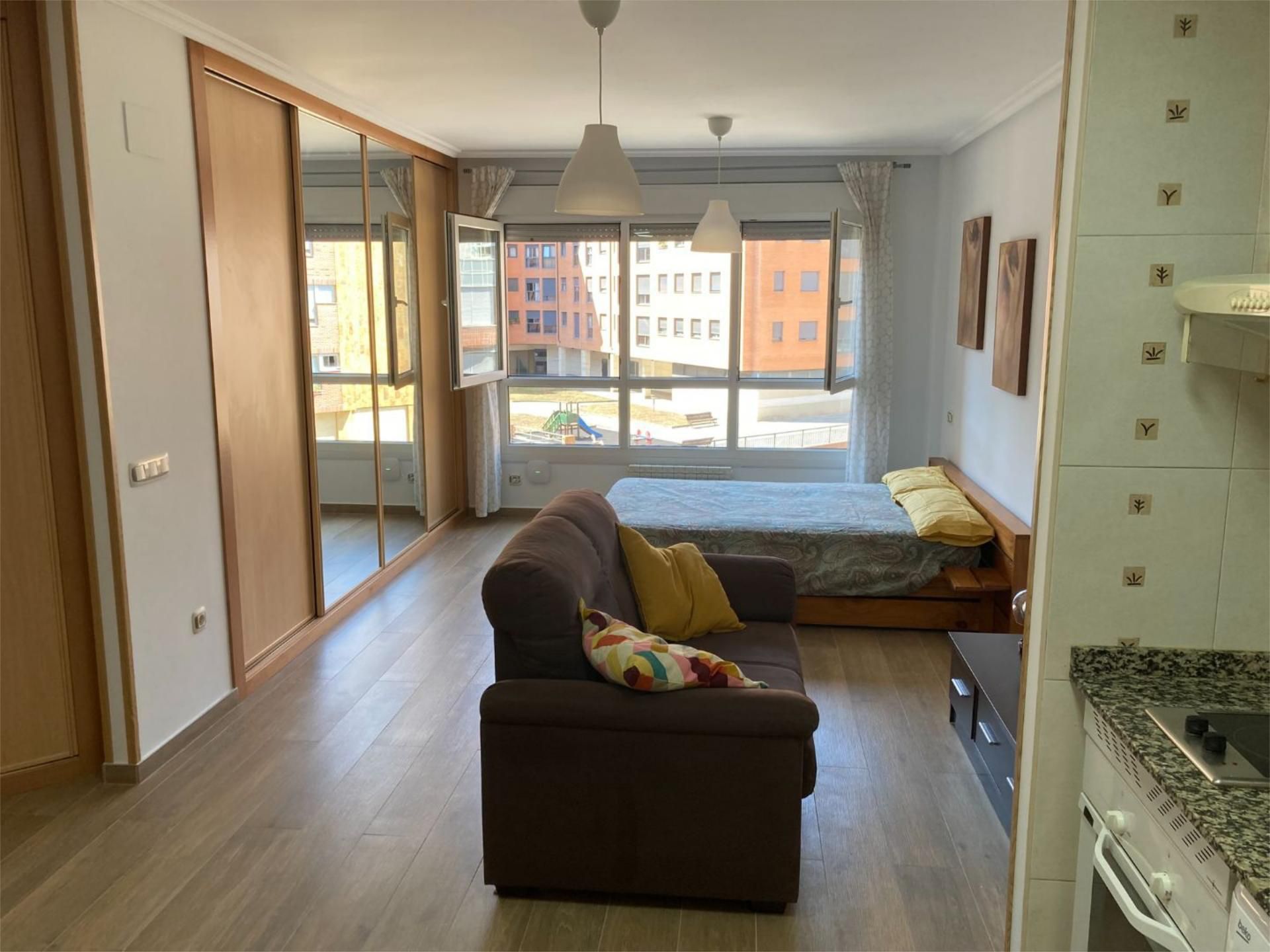 Dormitori de Apartament de lloguer en Oviedo  amb Calefacció, Jardí privat i Moblat