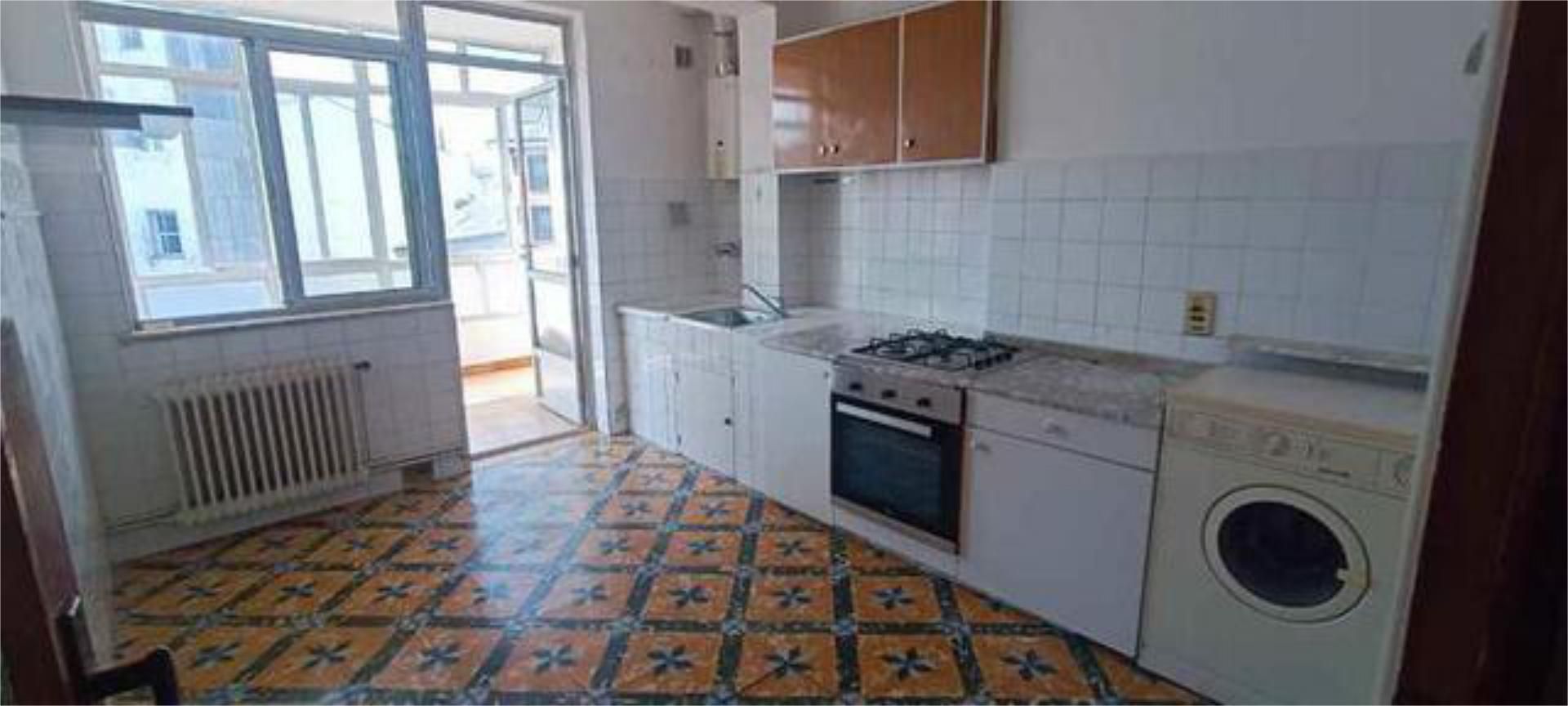 Kitchen of Flat for sale in Lugo Capital  with Storage room