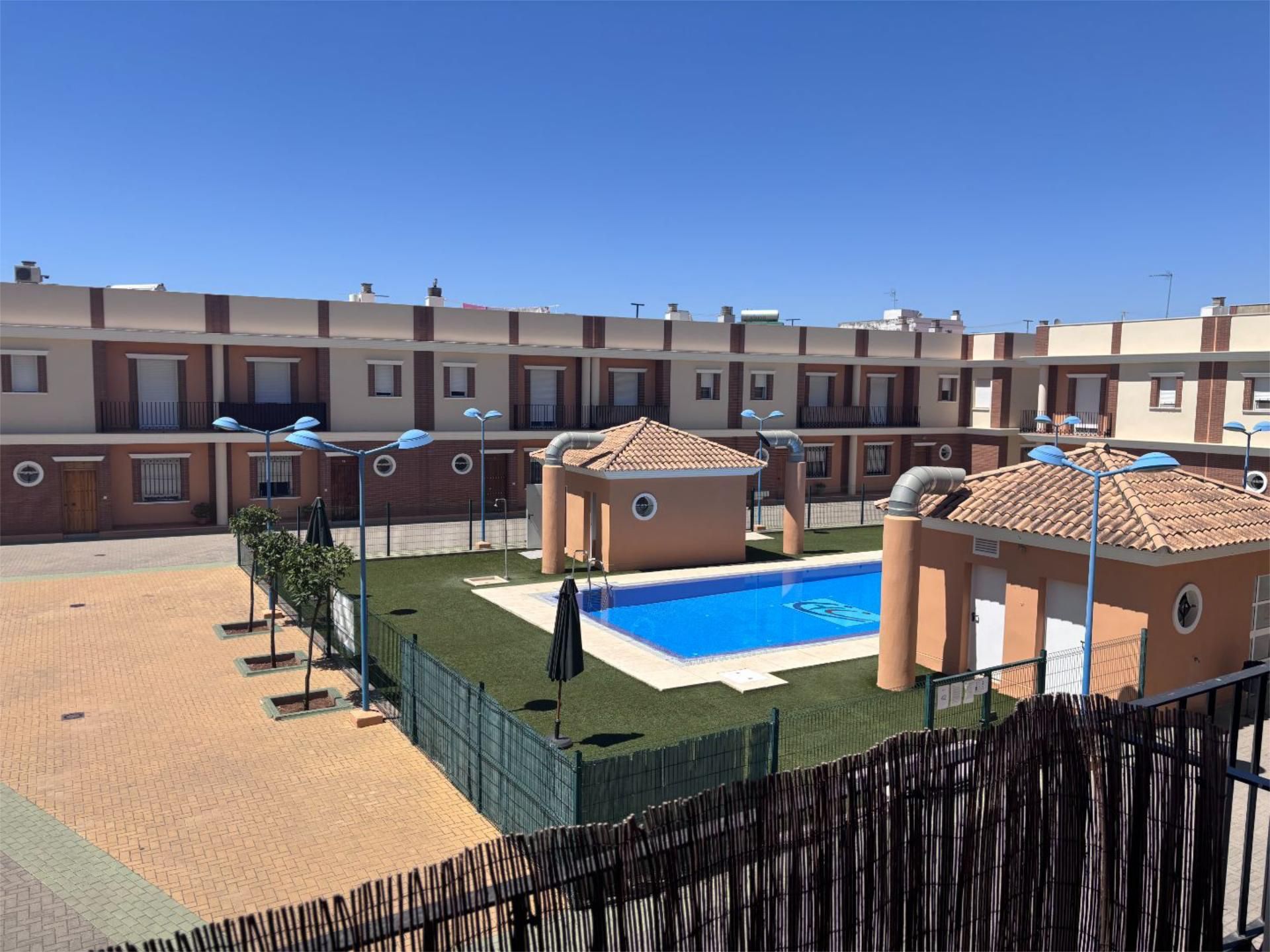 Piscina de Casa adosada en venda en Dos Hermanas amb Aire condicionat, Terrassa i Piscina