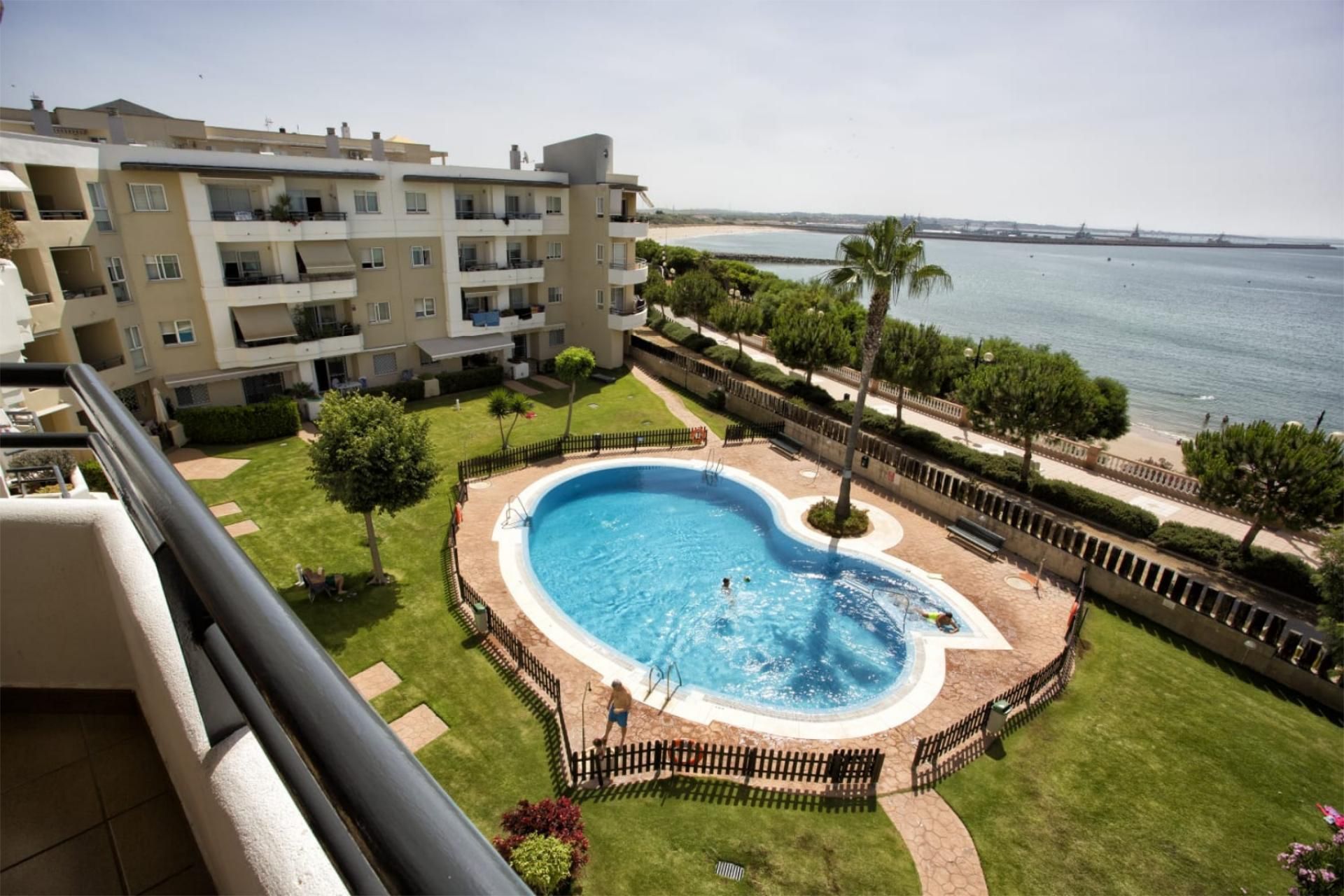 Swimming pool of Flat to rent in Rota  with Air Conditioner, Heating and Private garden