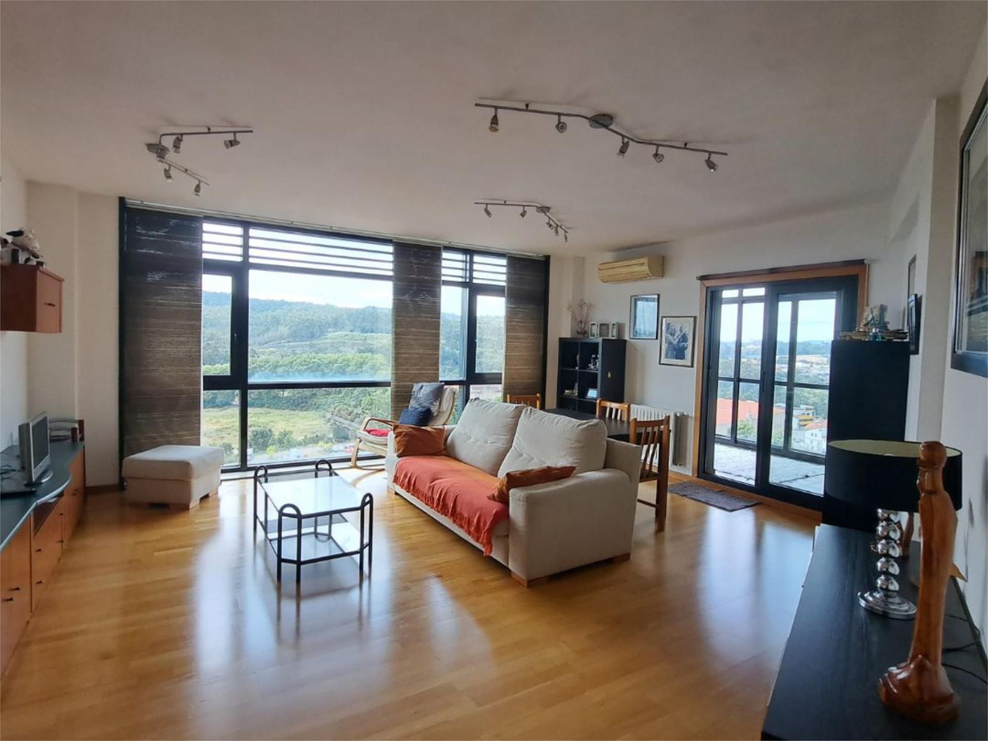 Living room of Flat for sale in Santiago de Compostela   with Air Conditioner, Terrace and Balcony