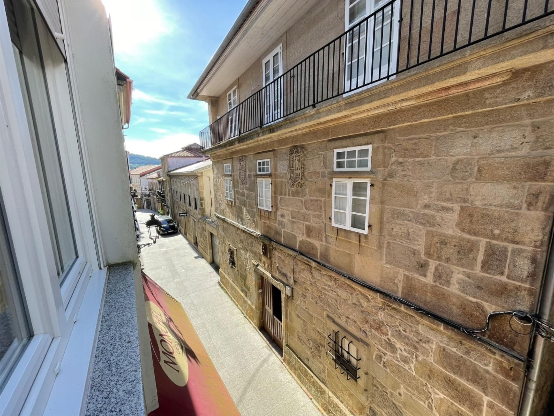 Vista exterior de Pis de lloguer en Noia amb Calefacció, Terrassa i Traster