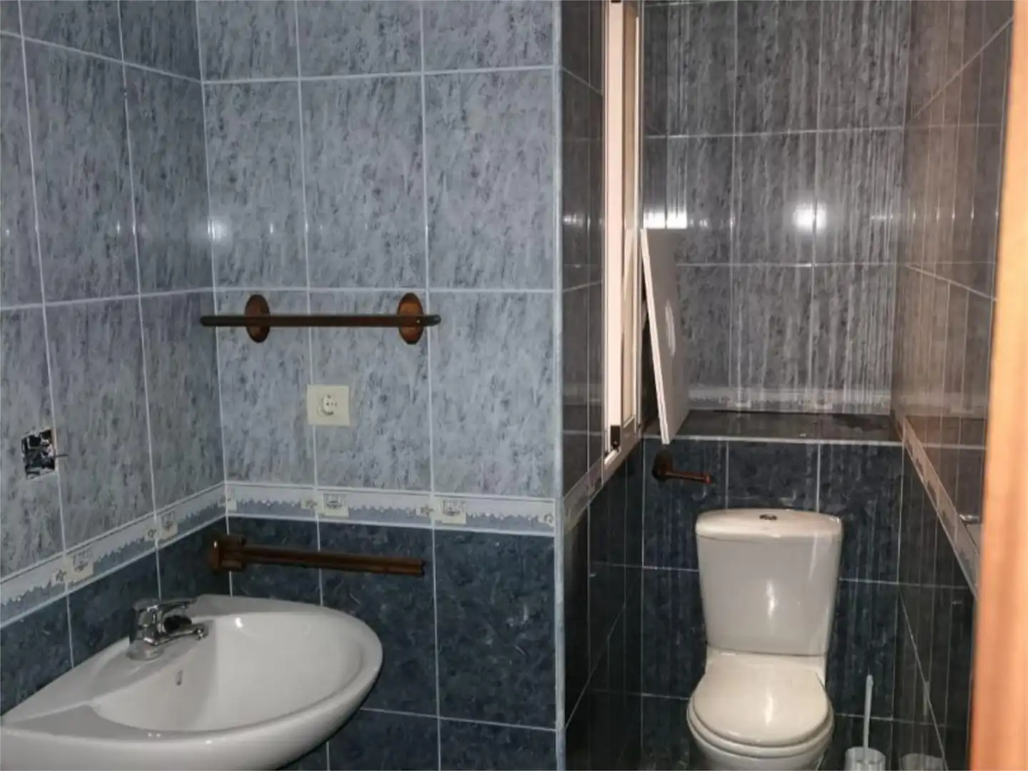 Bathroom of Commercial properties for rent in Churriana de la Vega  with Air Conditioner and Heating