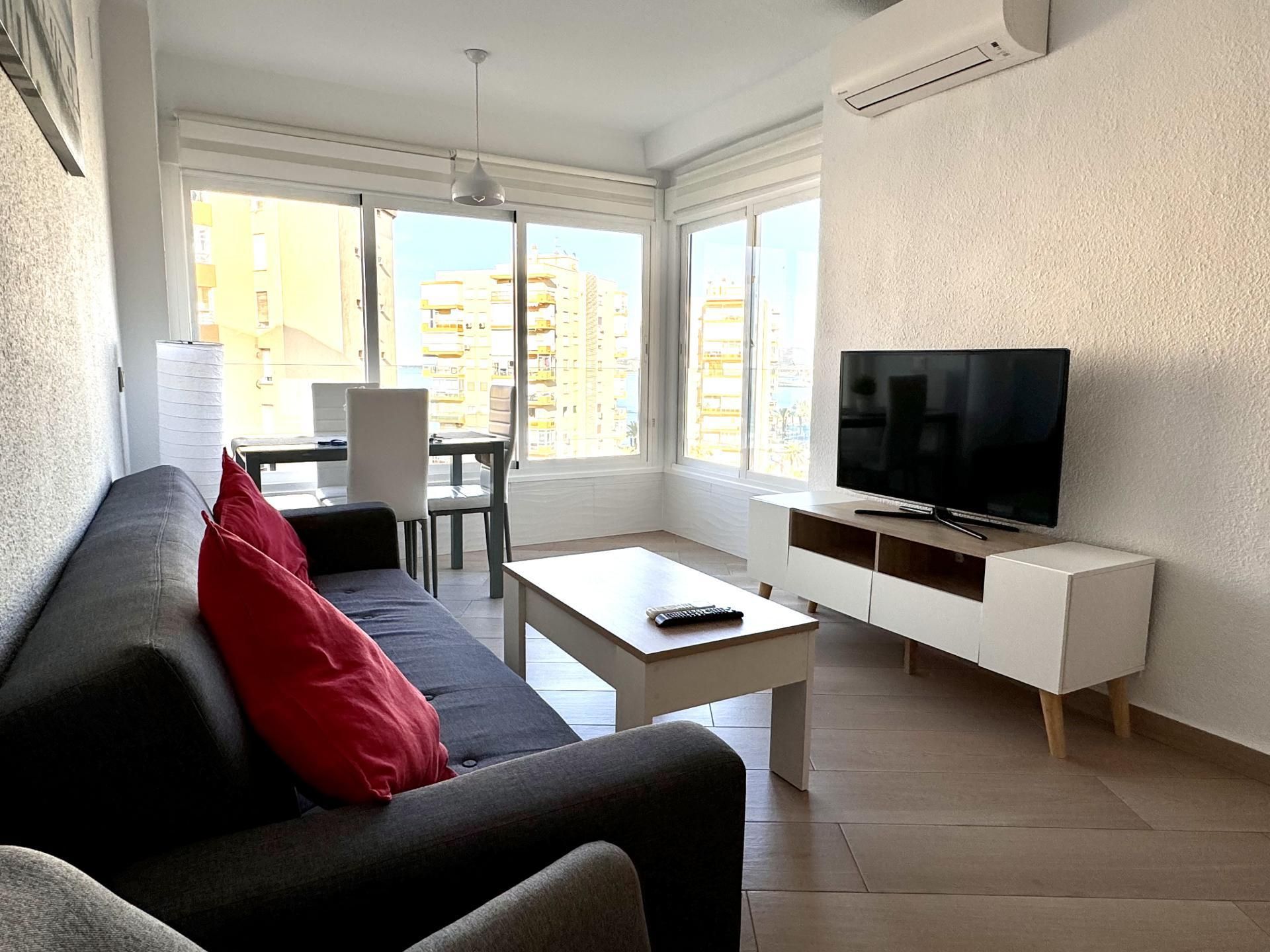 Sala d'estar de Pis de lloguer en Algarrobo amb Aire condicionat, Calefacció i Jardí privat