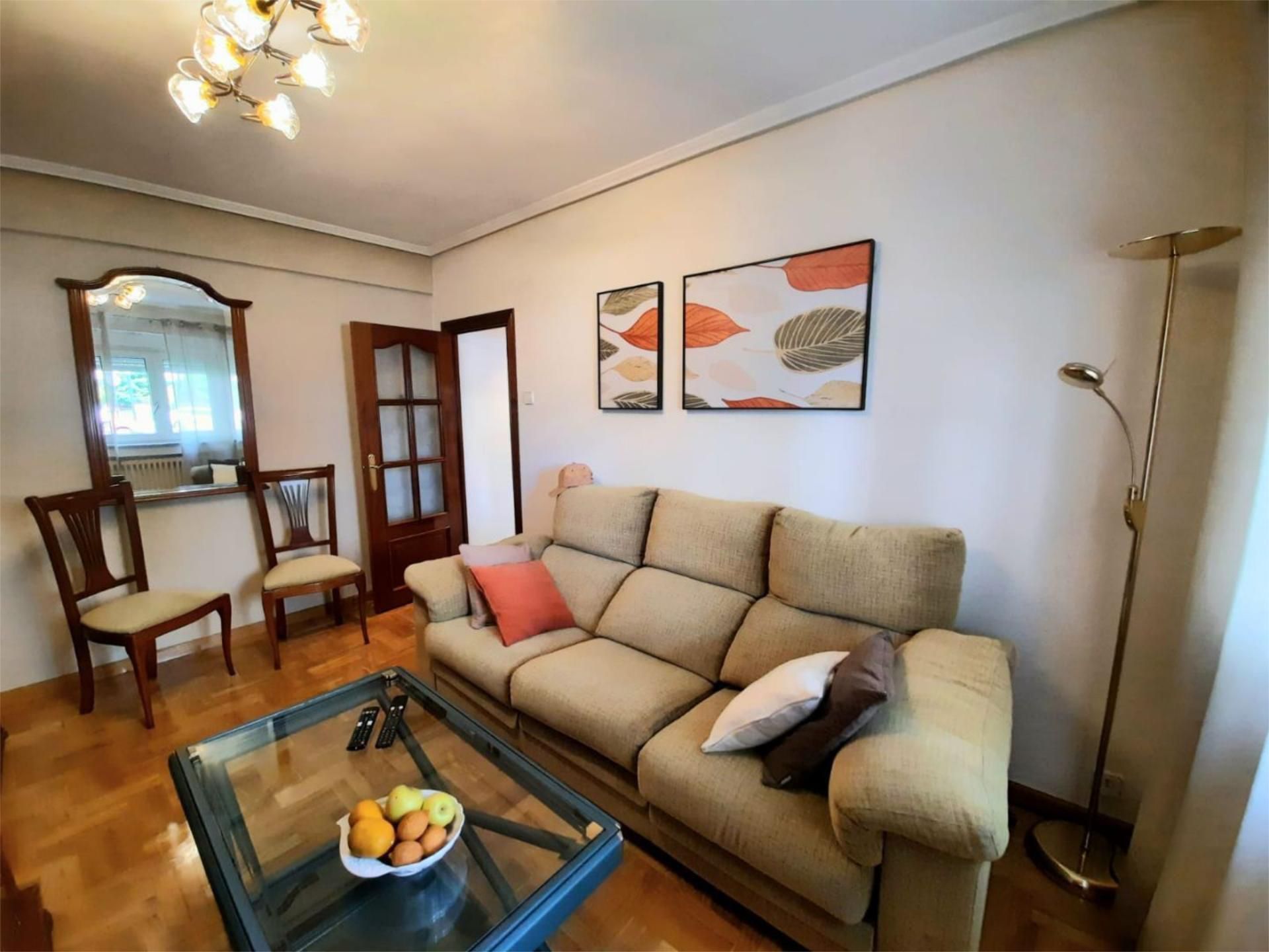 Sala de estar de Piso de alquiler en Oviedo  con Calefacción y Amueblado