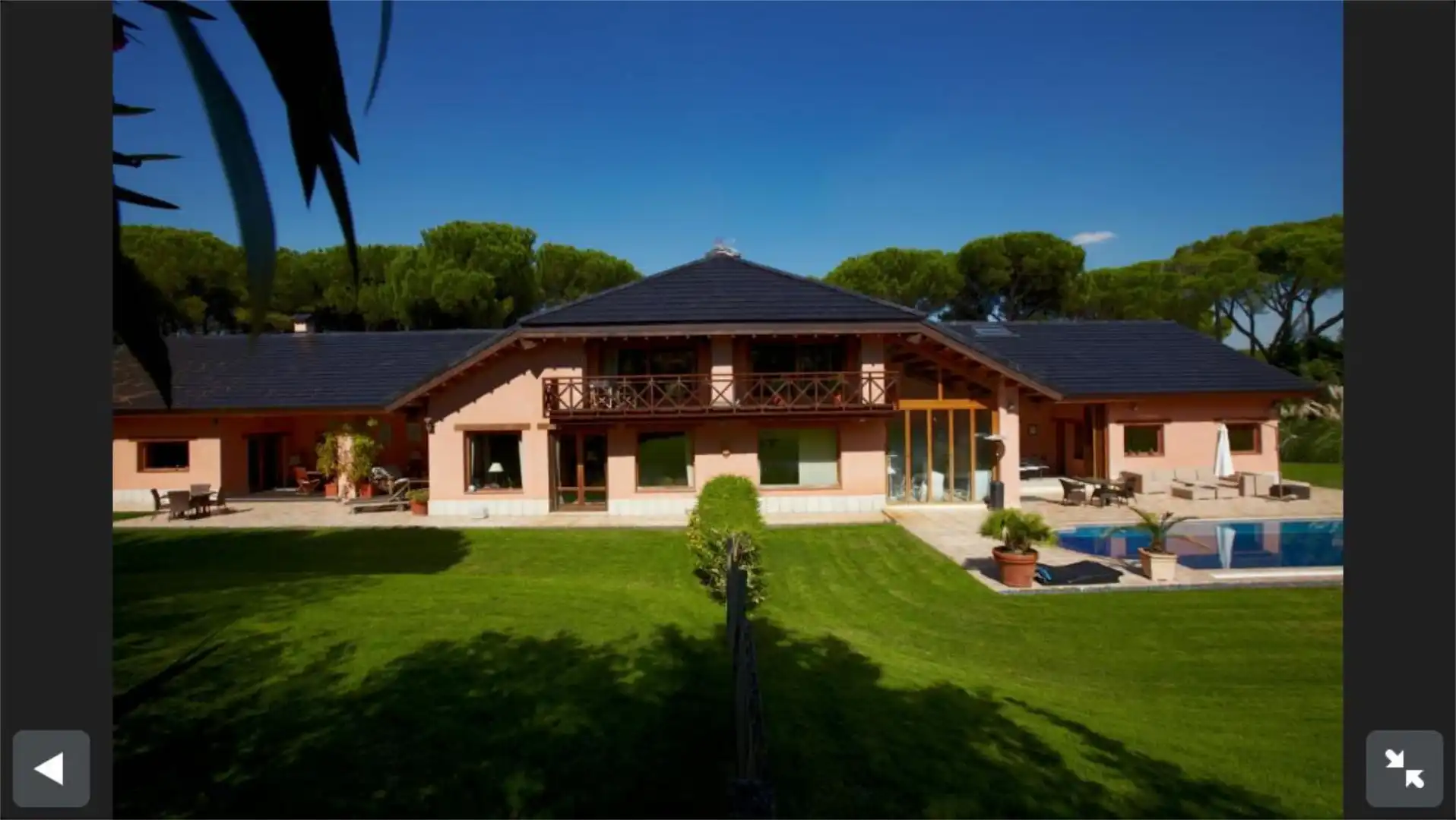 Vista exterior de Casa o xalet en venda en Pozuelo de Alarcón amb Aire condicionat, Terrassa i Piscina