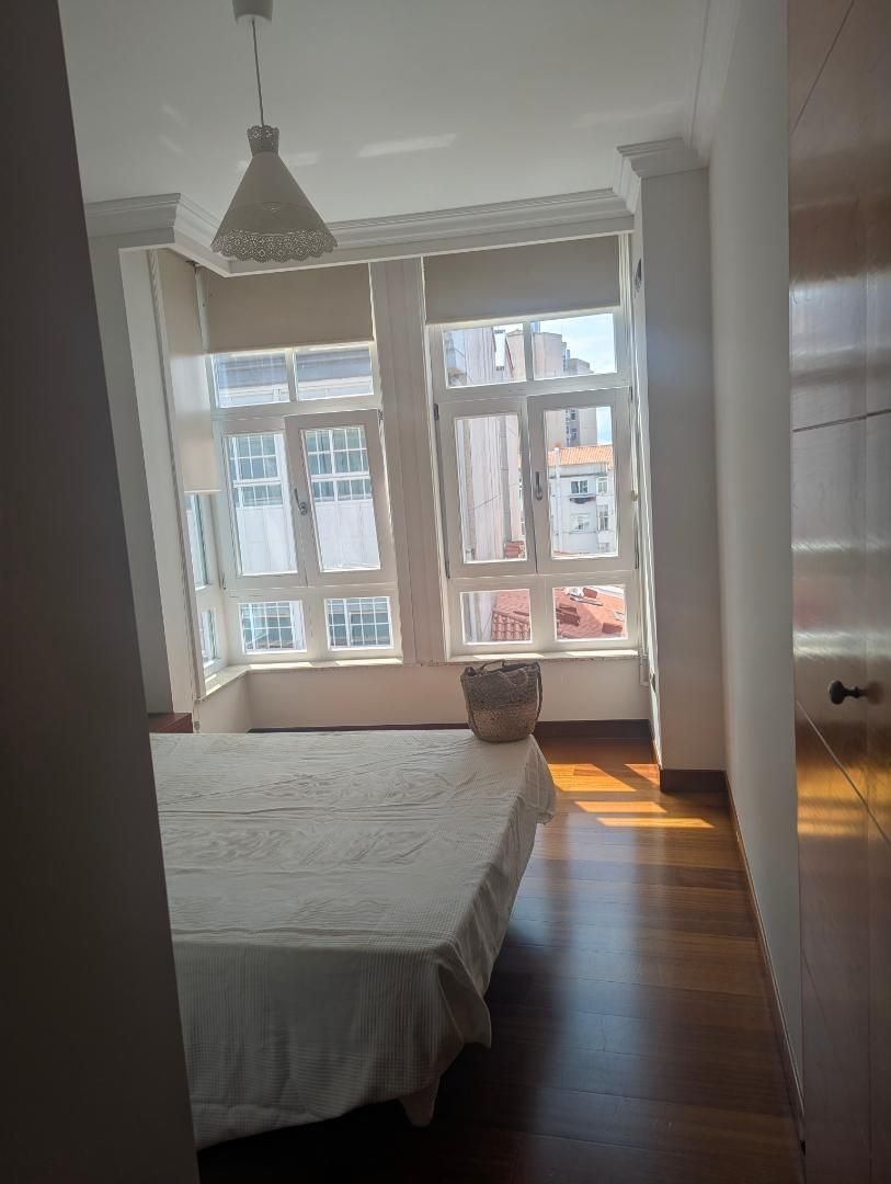 Dormitori de Apartament de lloguer en A Coruña Capital  amb Balcó