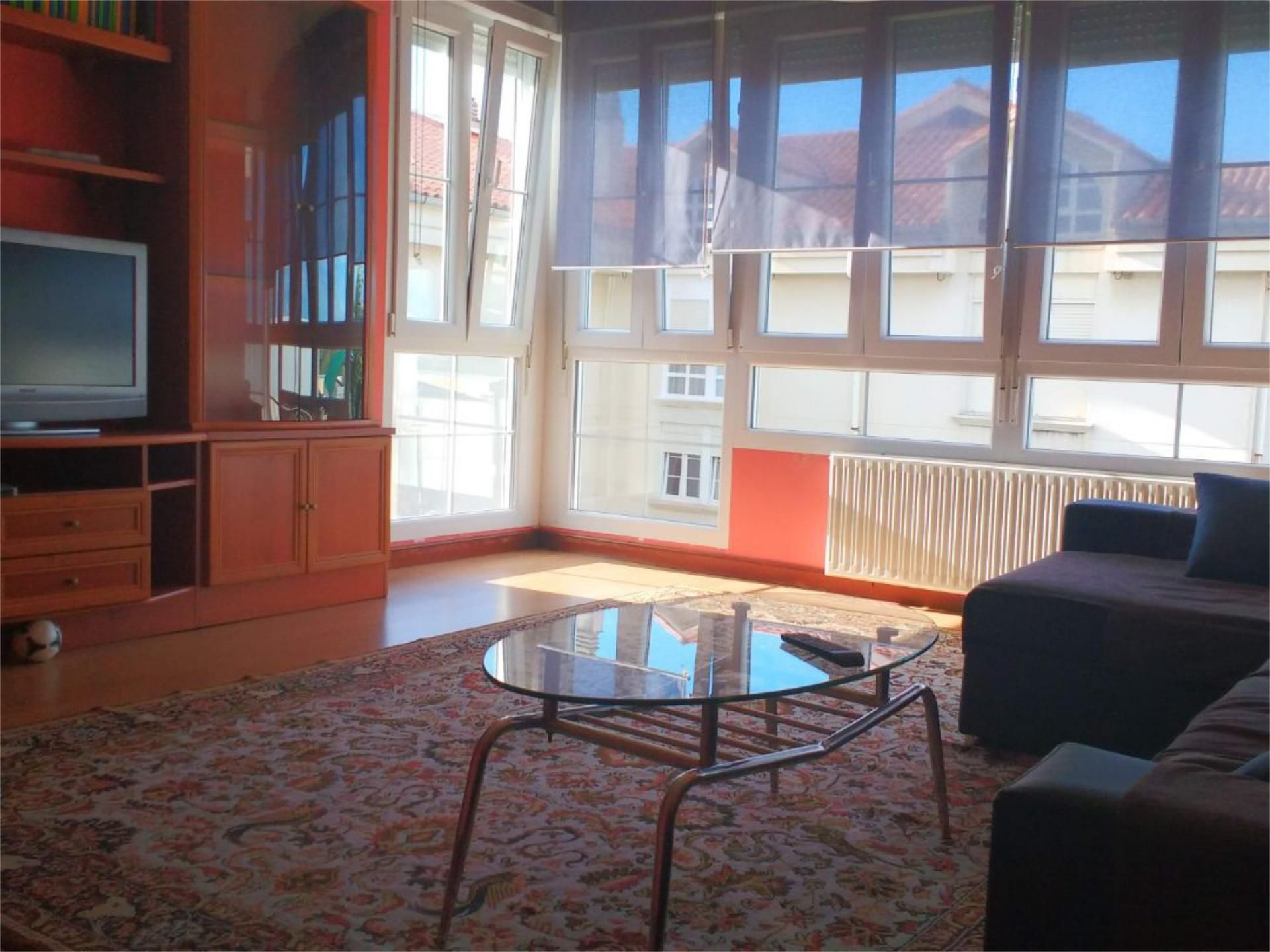 Sala d'estar de Pis de lloguer en Miengo amb Calefacció, Parquet i Moblat