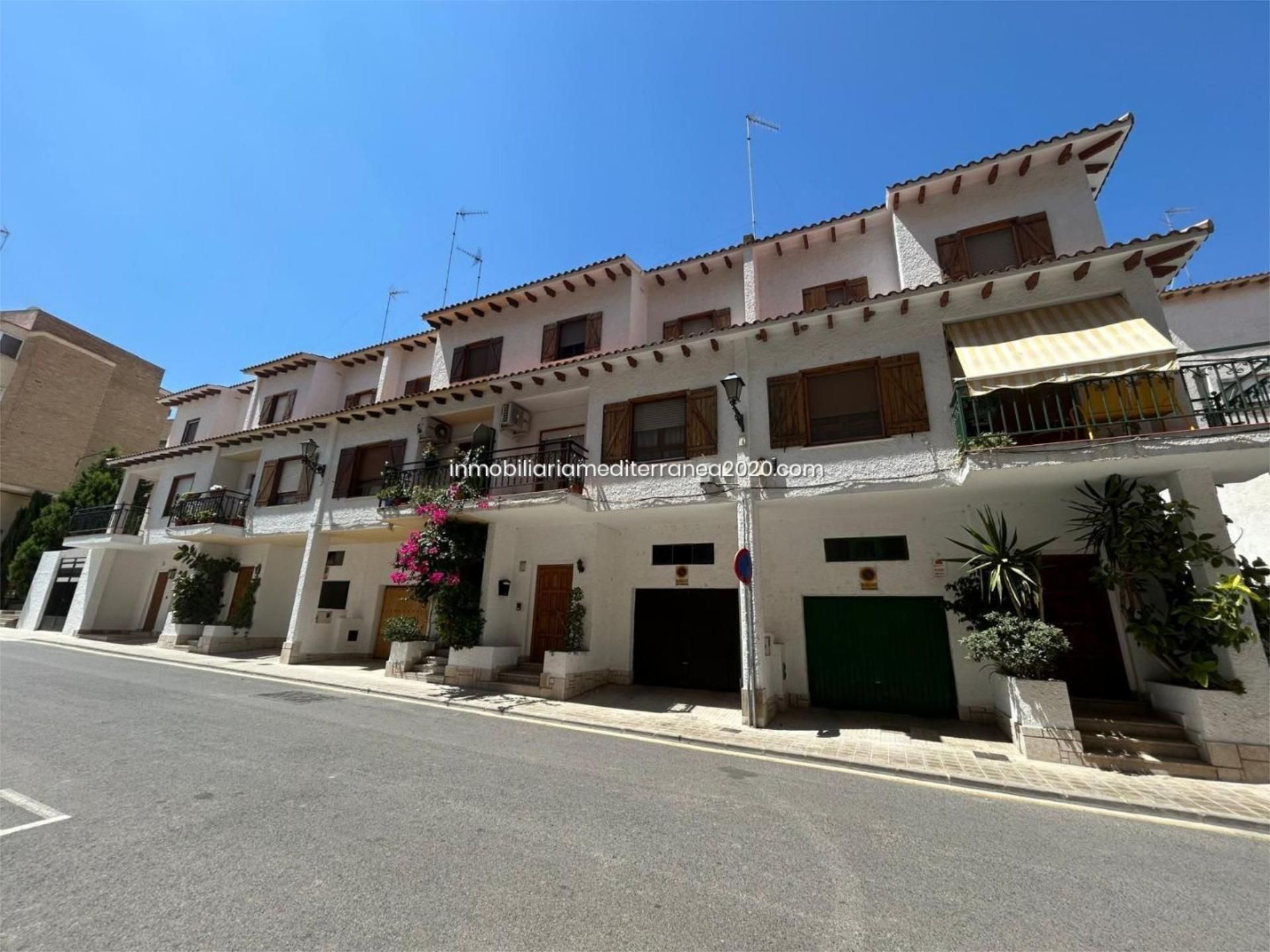 Vista exterior de Casa adosada en venda en Chiva amb Aire condicionat, Terrassa i Traster