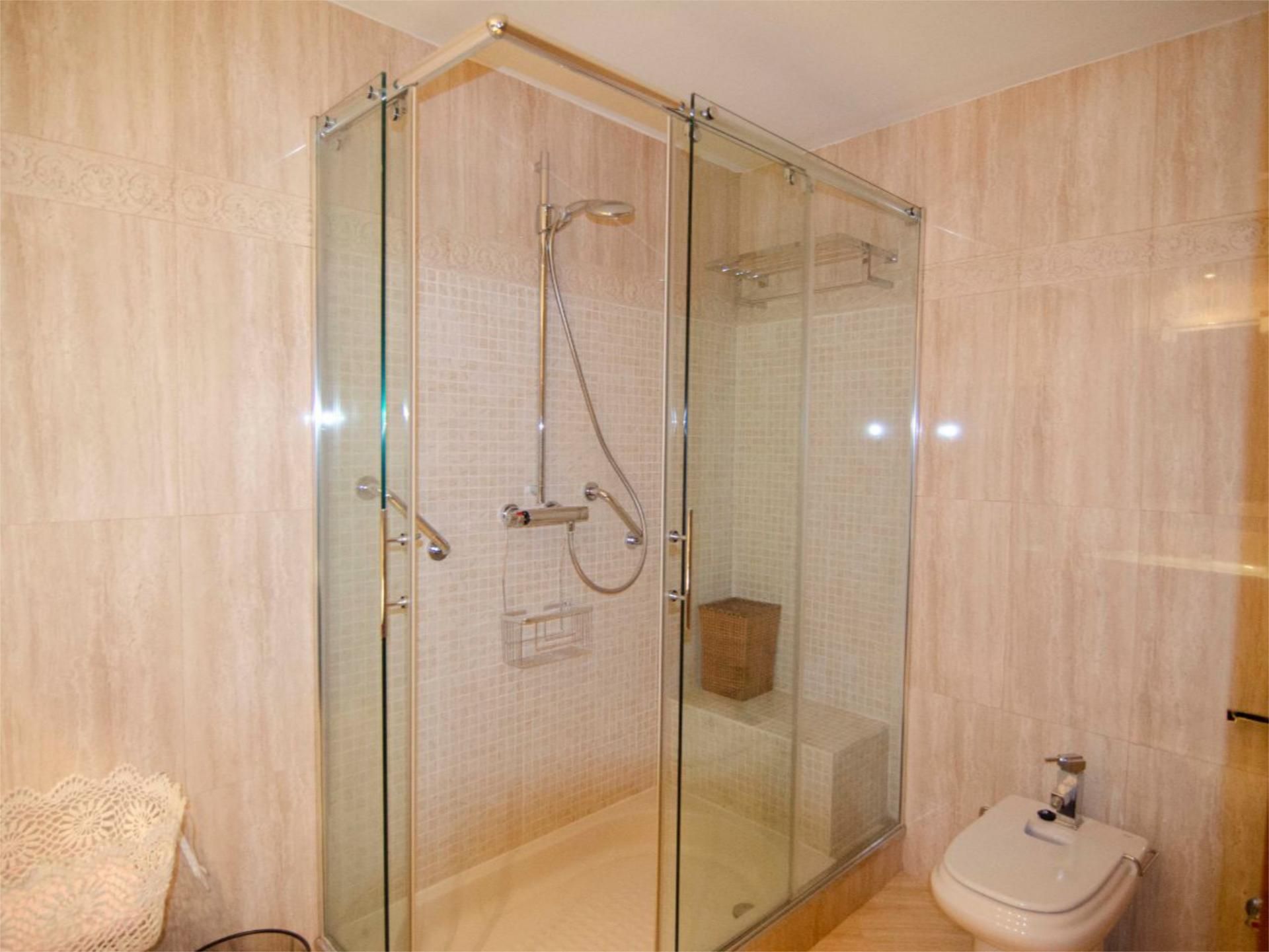 Baño de Piso de alquiler en  Jaén Capital con Aire acondicionado, Amueblado y Balcón
