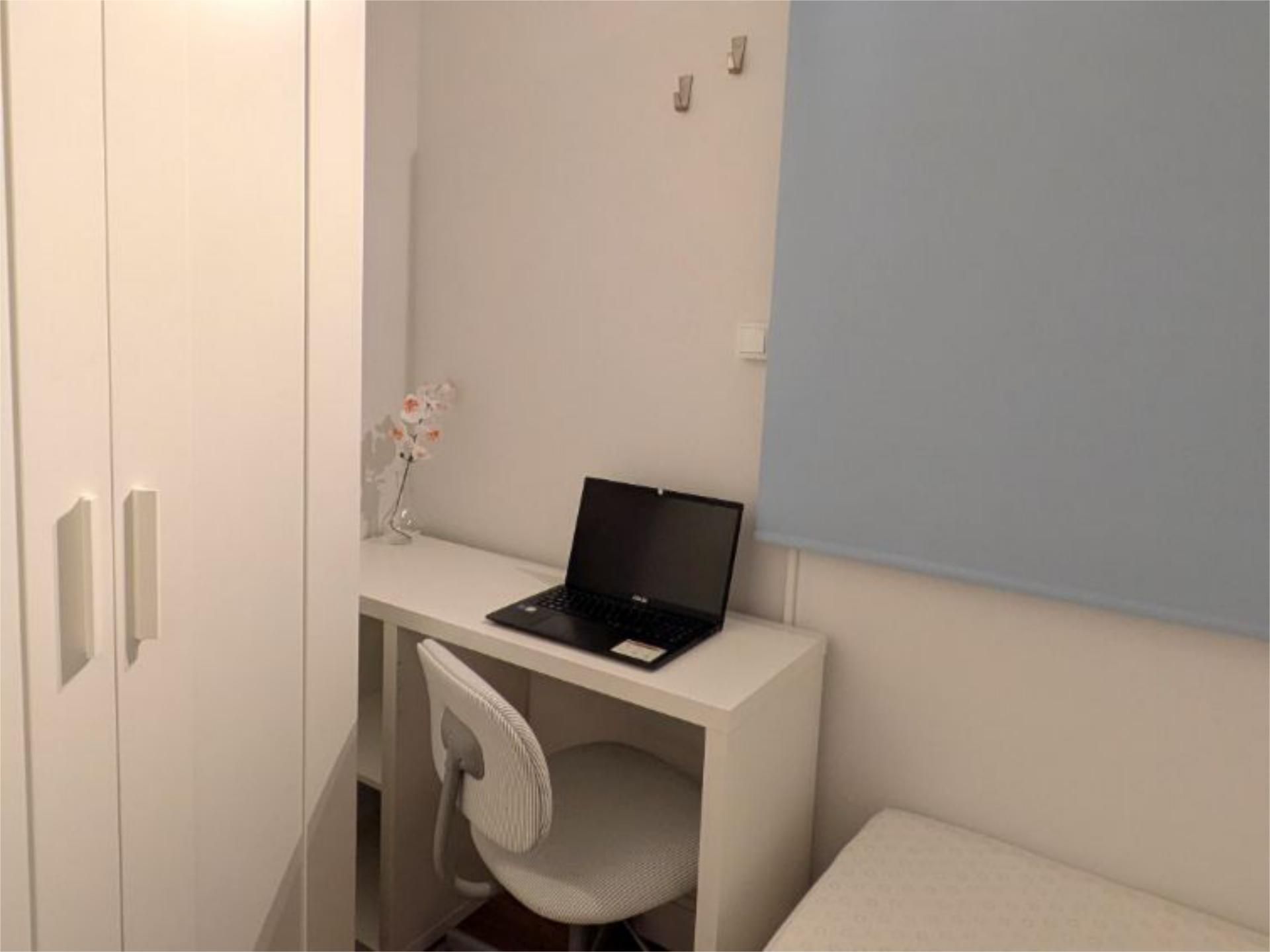 Bedroom of Flat to share in  Barcelona Capital  with Air Conditioner, Heating and Parquet flooring