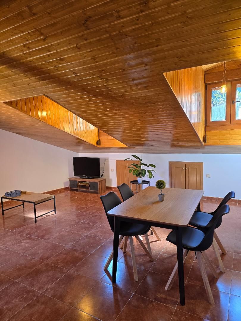 Sala d'estar de Pis de lloguer en Arenas de San Pedro amb Aire condicionat, Terrassa i Moblat
