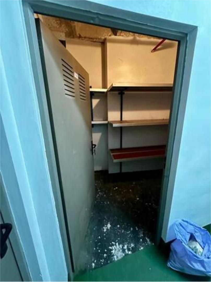Box room to rent in Centro