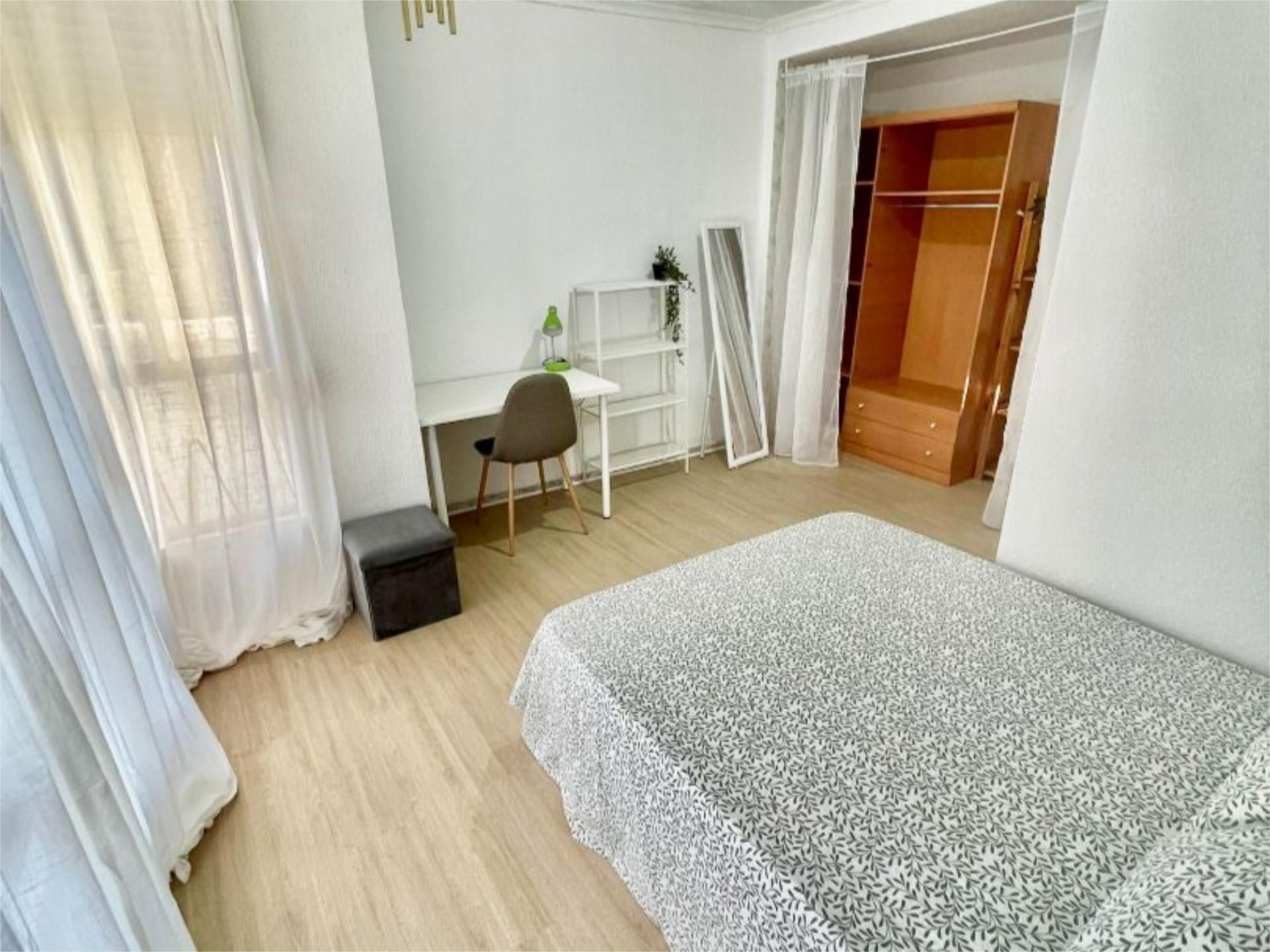 Bedroom of Flat to share in Alicante / Alacant  with Parquet flooring, Furnished and Balcony