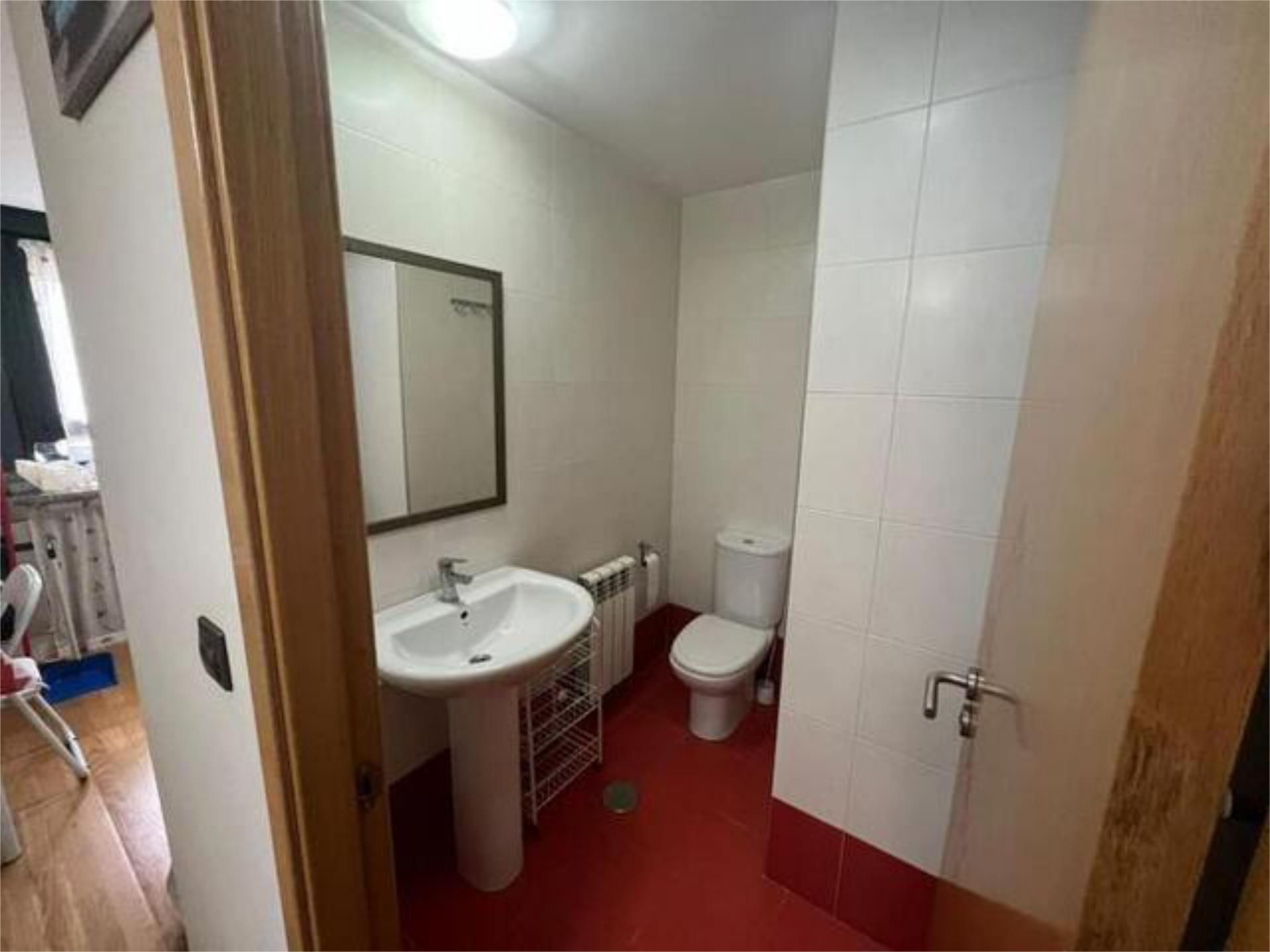 Bany de Apartament de lloguer en Oviedo  amb Calefacció i Moblat
